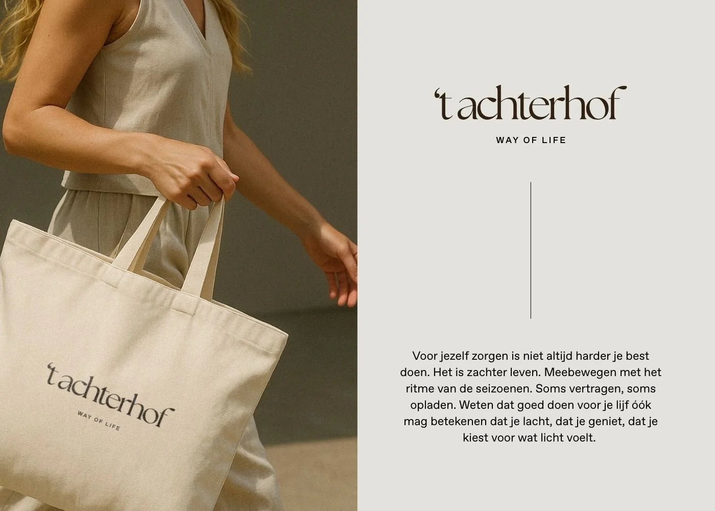 Een vrouw houdt een beige katoenen tas met het logo 't achterhof' en de slogan 'WAY OF LIFE', terwijl ze een beige sportoutfit draagt.