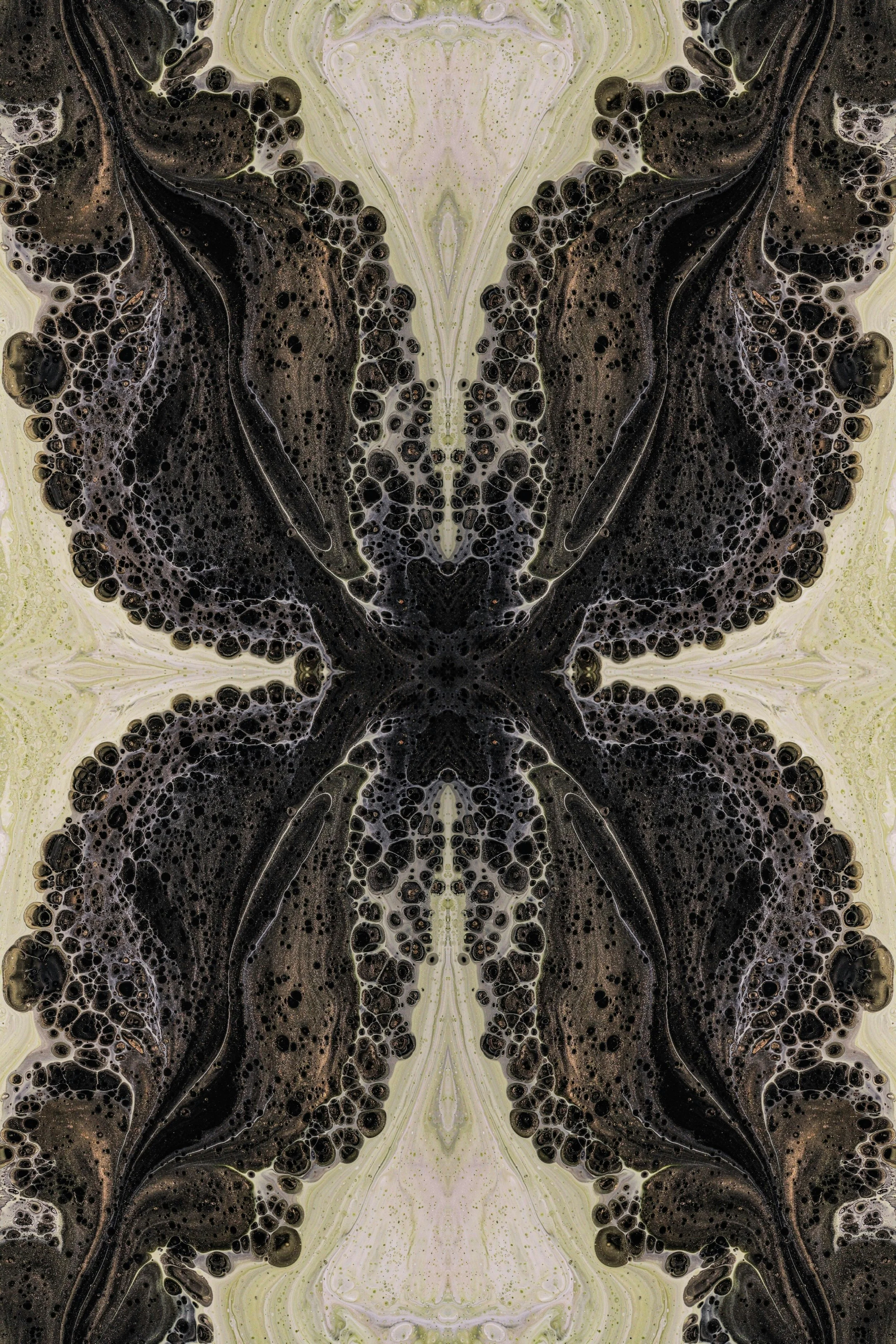 Symmetrisch abstract patroon met zwarte, witte en groene vlekken en lussen, die een vlinderachtige vorm vormt.