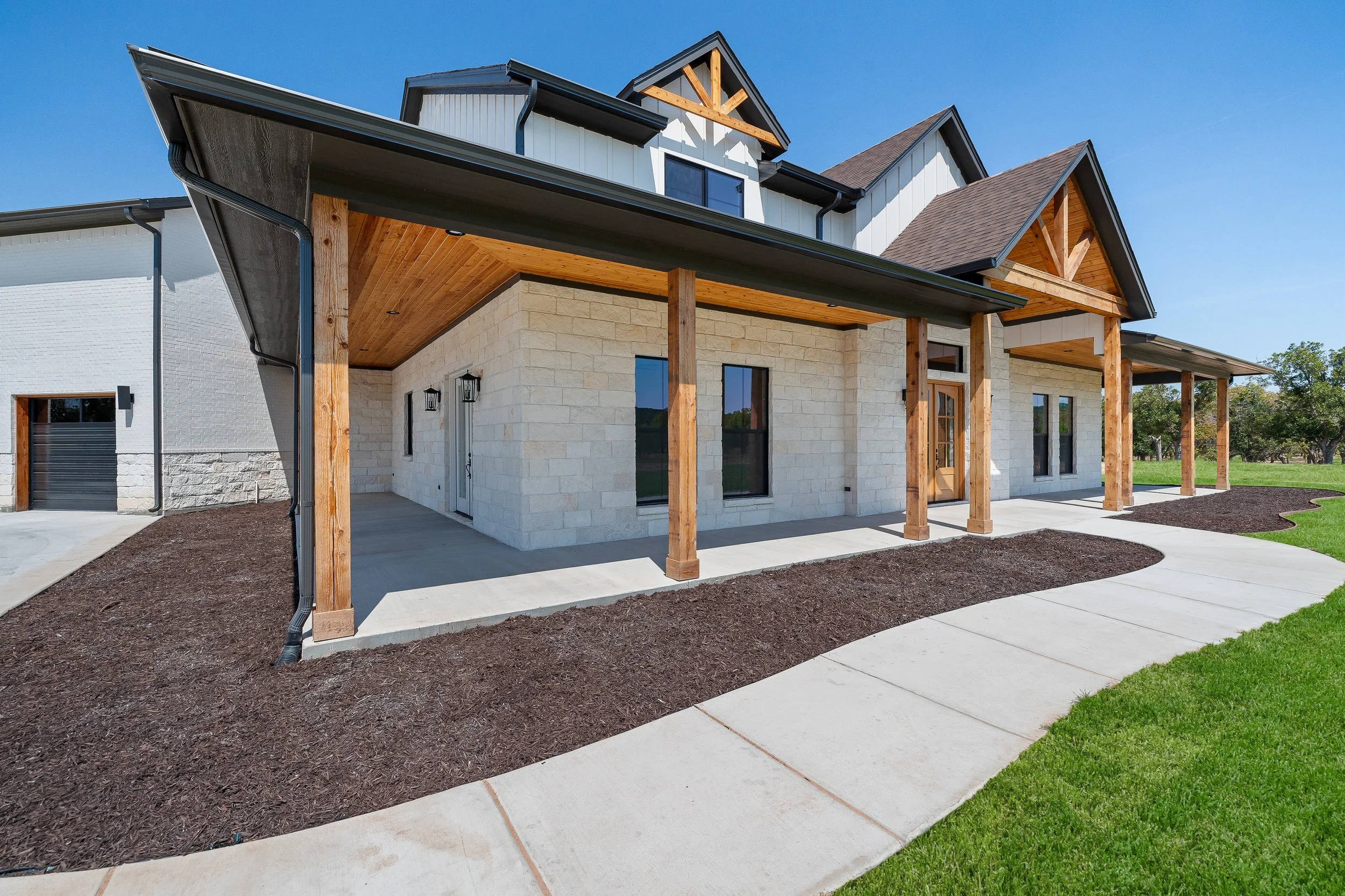 3124ELandingsDrSGranbury-1101.jpg