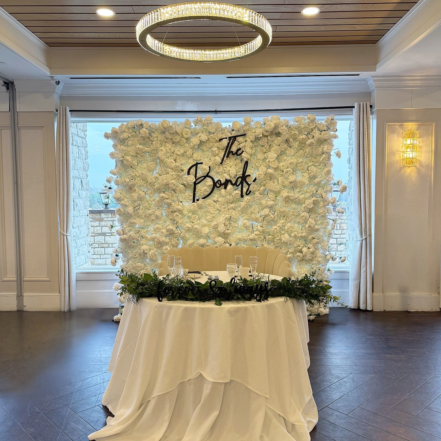 Cheers to The Bonds 🖤

Our signature White Flower Wall added the perfect romantic touch to their sweetheart table 🤍
We loved being part of the magic at our fave @scotlandrunweddings @scotland_run in their newly renovated Ballroom✨

Thankful for you