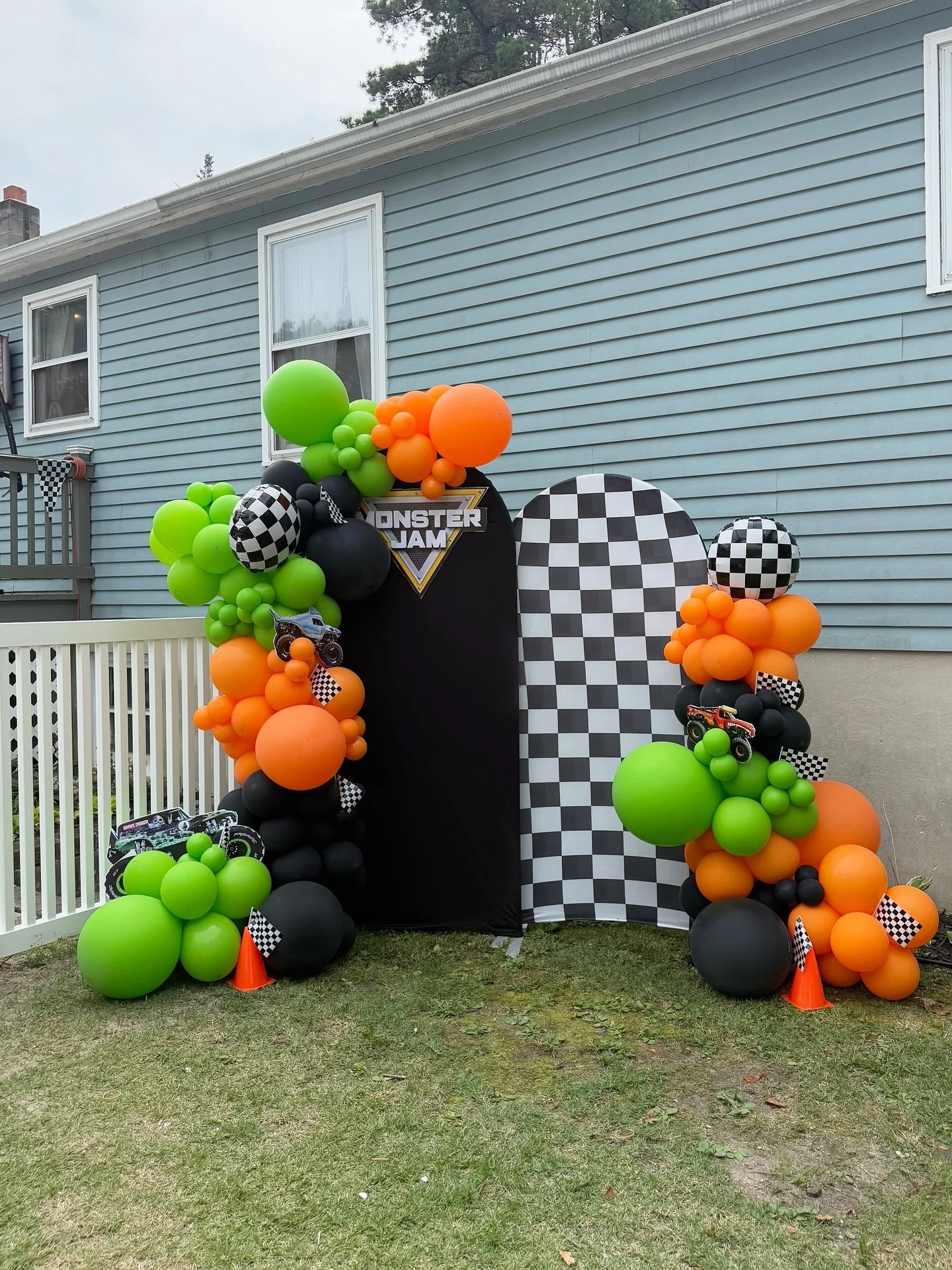 Chal&rsquo;s 3rd Monster Jam 💚🏁

Such a cute theme and party for the sweetest boy! Thank you to @courttttttbabee &amp; @chillcmax for allowing us to create this balloon backdrop for their son&rsquo;s 3rd birthday party 💚

DM or contact below to bo