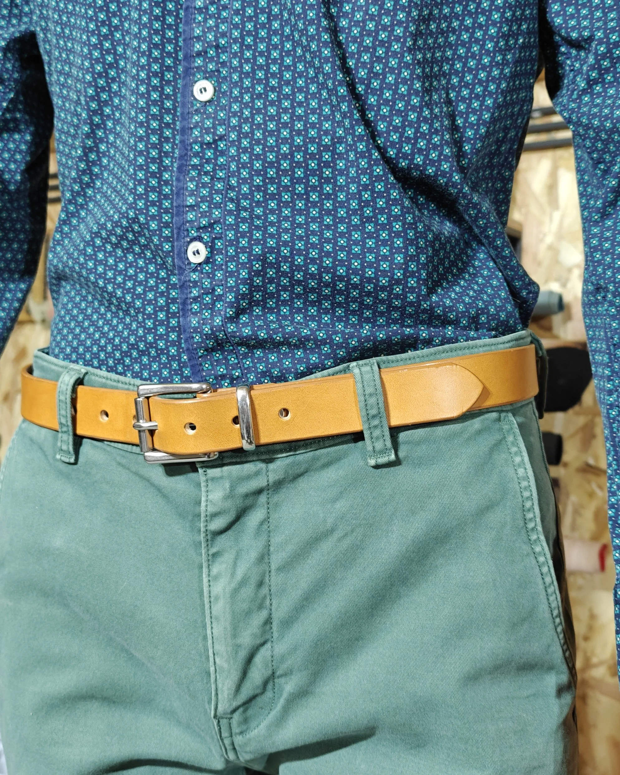 L'increvable en 30mm, en photo sur un pantalon chino et une chemise