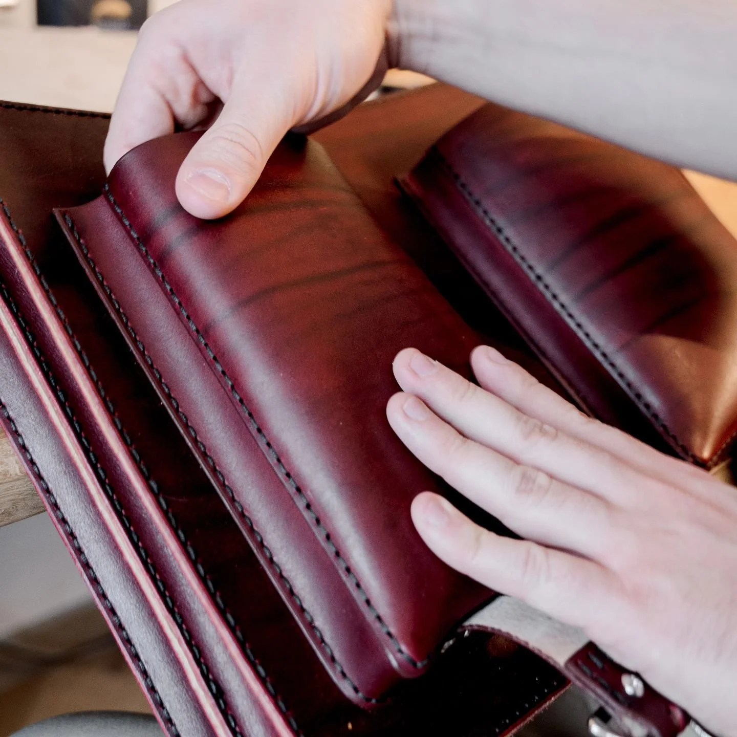D&eacute;couvrez notre prototype de sac, r&eacute;alis&eacute; &agrave; partir du cuir de la prestigieuse tannerie Radermecker. Une pi&egrave;ce ma&icirc;tresse de notre future collection 100% belge, enti&egrave;rement fa&ccedil;onn&eacute;e &agrave;