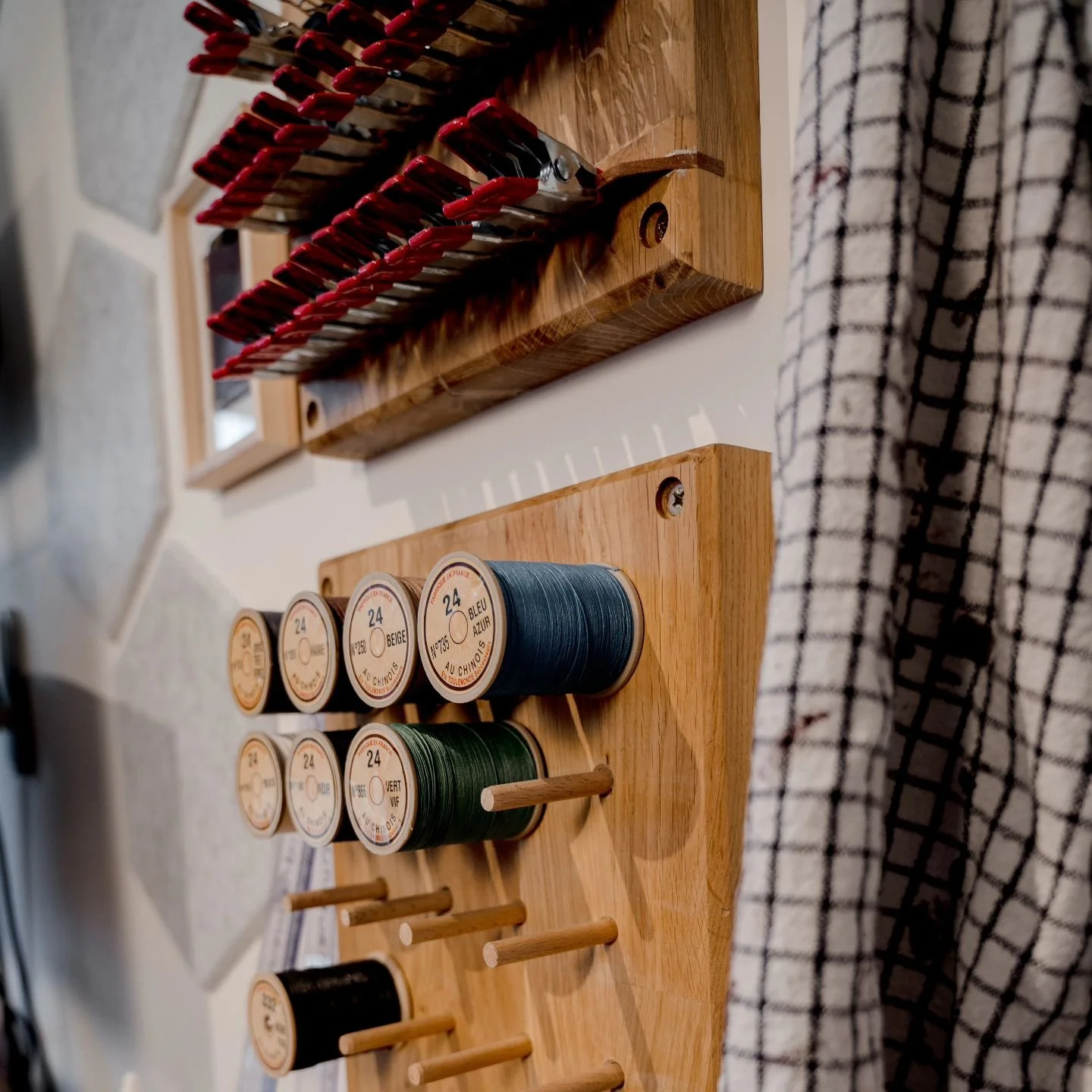 Bienvenue dans les coulisses de notre atelier ! 🧵 Voici un aper&ccedil;u de notre mur de travail, avec nos fils de lin et nos outils soigneusement organis&eacute;s. Chaque d&eacute;tail compte dans la cr&eacute;ation de pi&egrave;ces uniques. #Ateli
