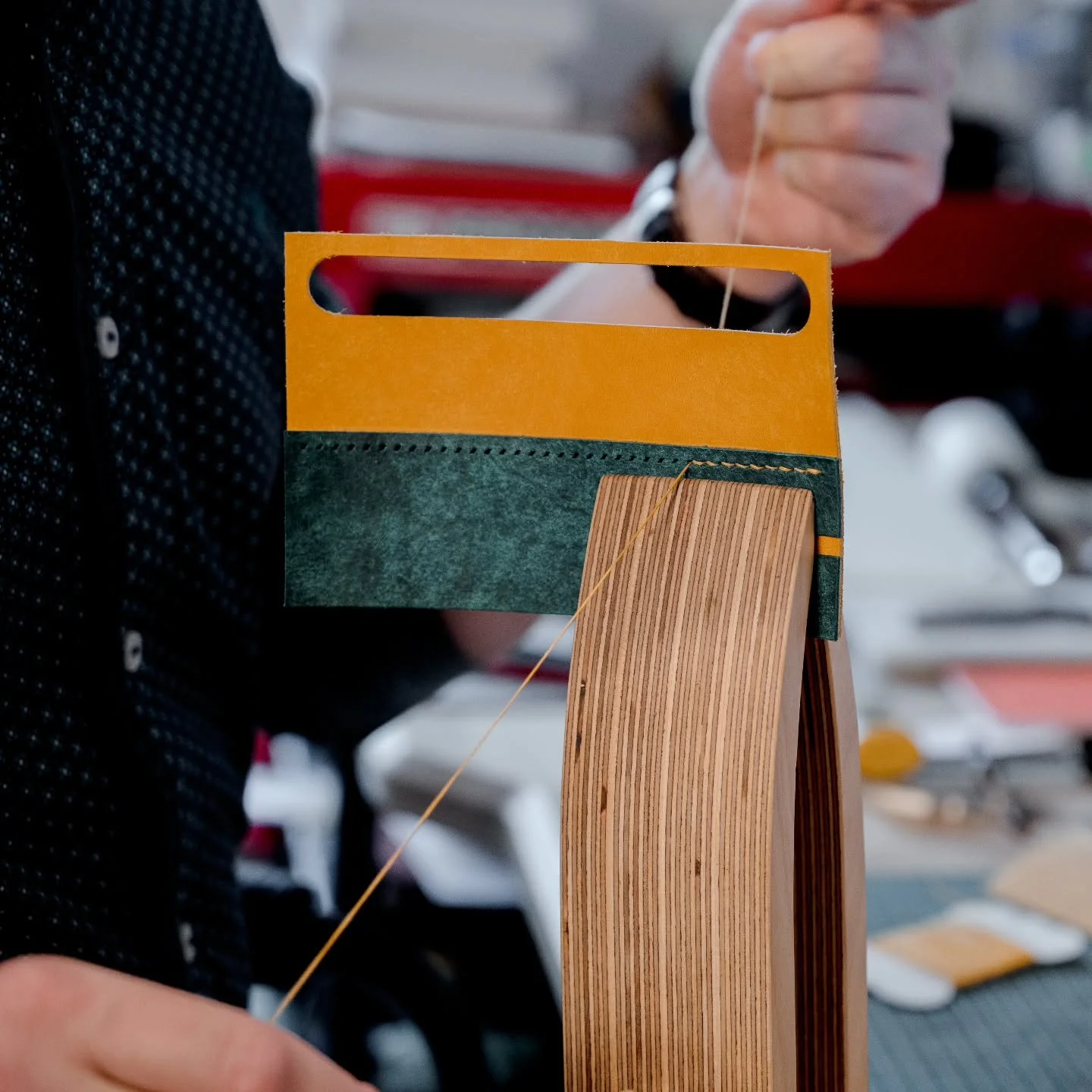 En plein travail sur un prototype avec notre technique de couture pr&eacute;f&eacute;r&eacute;e : le point sellier. 🧵 Cette couture, reconnue pour sa solidit&eacute;, garantit la durabilit&eacute; de chaque pi&egrave;ce. #ArtisanatBelge #Maroquineri