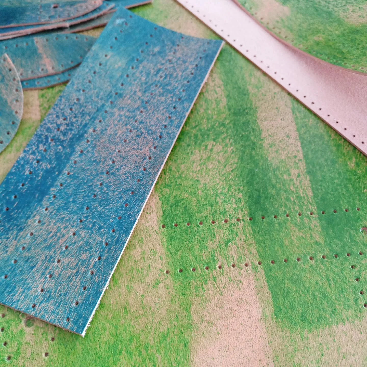 Gros plan sur notre cuir soigneusement pr&eacute;par&eacute; pour la couture. Les trous sont perc&eacute;s &agrave; l'avance pour une couture &agrave; la main en point sellier, une technique qui assure une finition solide et durable. Chaque d&eacute;