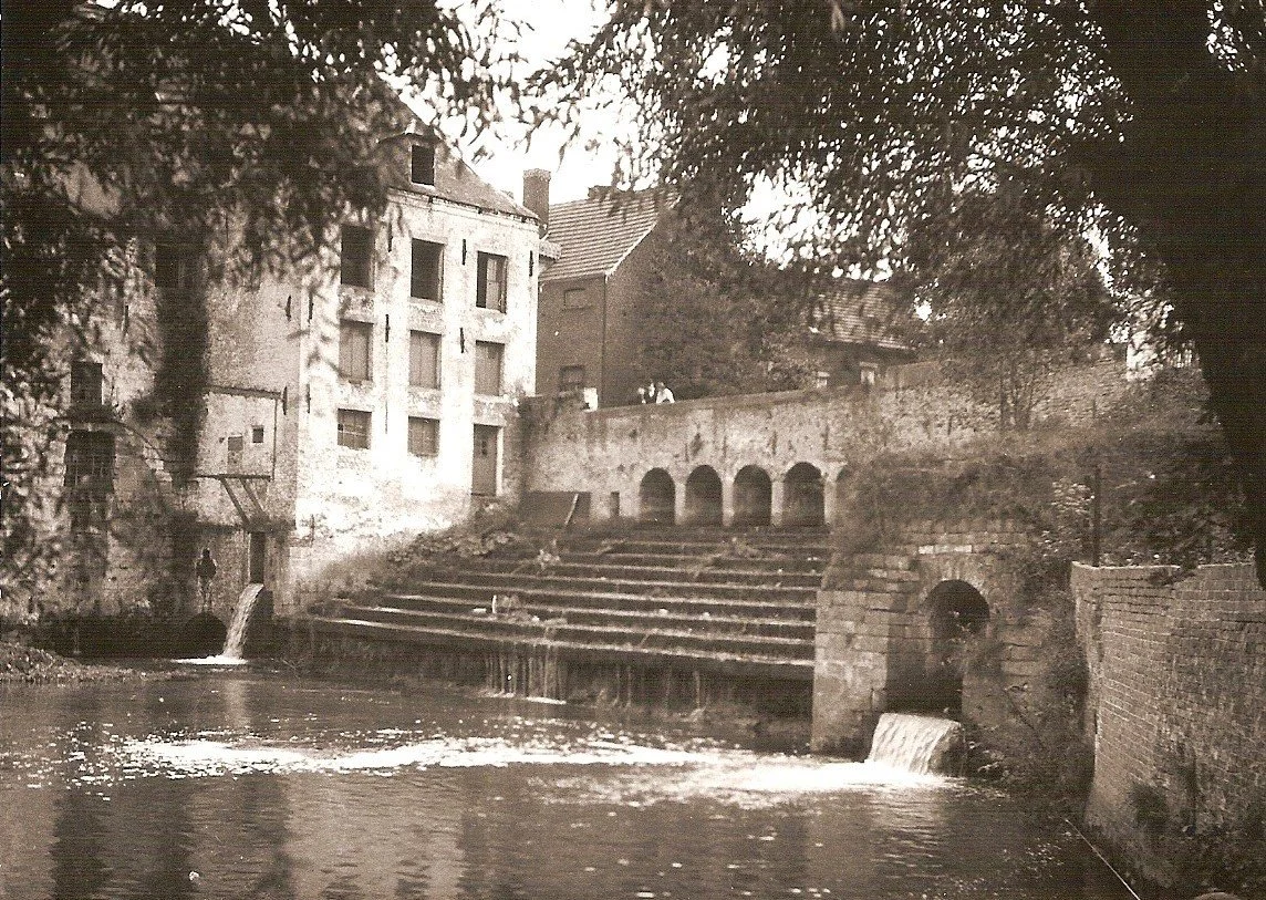Pont de la cascade d'Hyon et du bâtiment historique de la tannerie (après l'arrêt des activités)