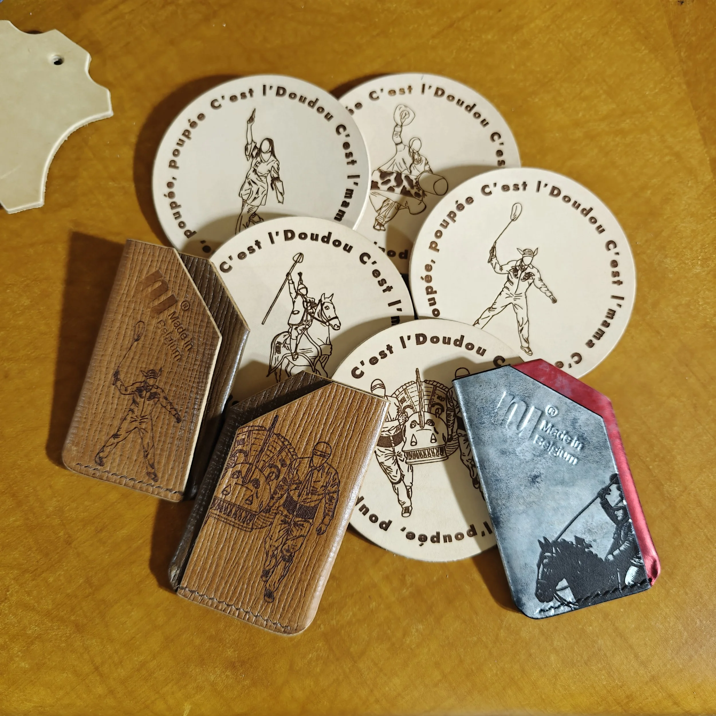 Collection spéciale pour le Doudou 2027. Sous-verres et portes-cartes en cuir à l'effigie du Lumeçon.