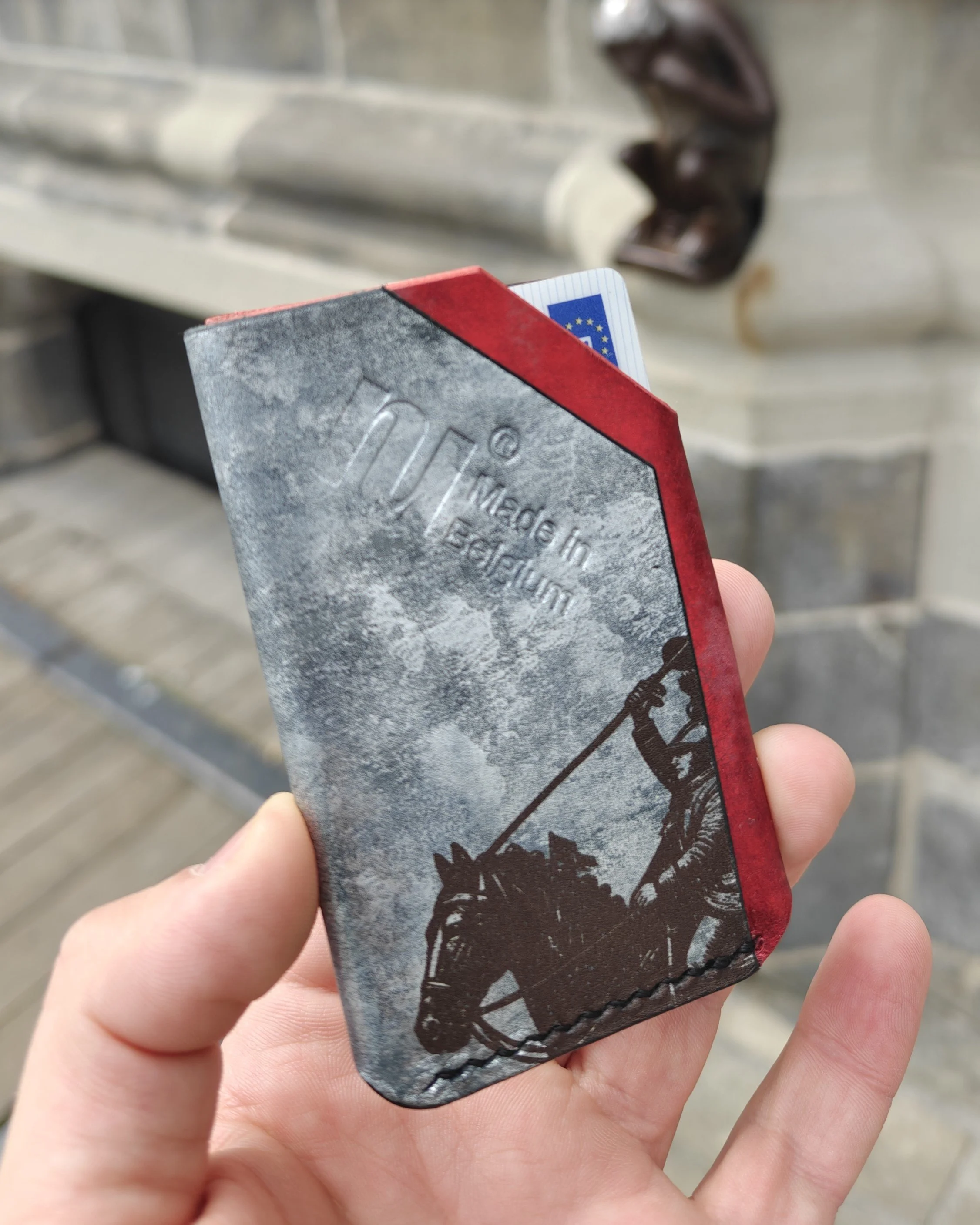 Le porte-cartes du Doudou, dans les couleurs de la Ducasse