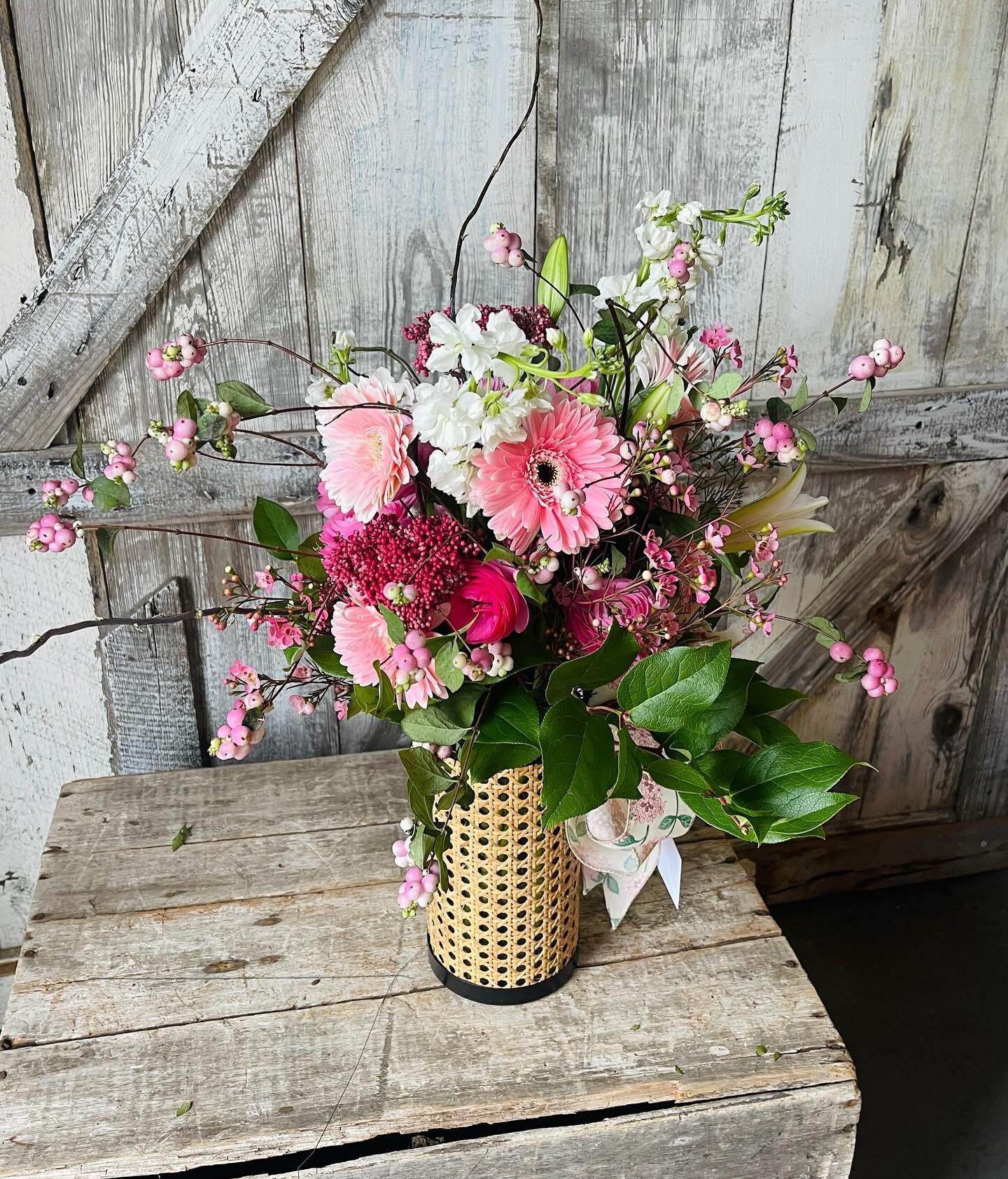 a pretty pink arrangement to brighten your day 🌸🩷