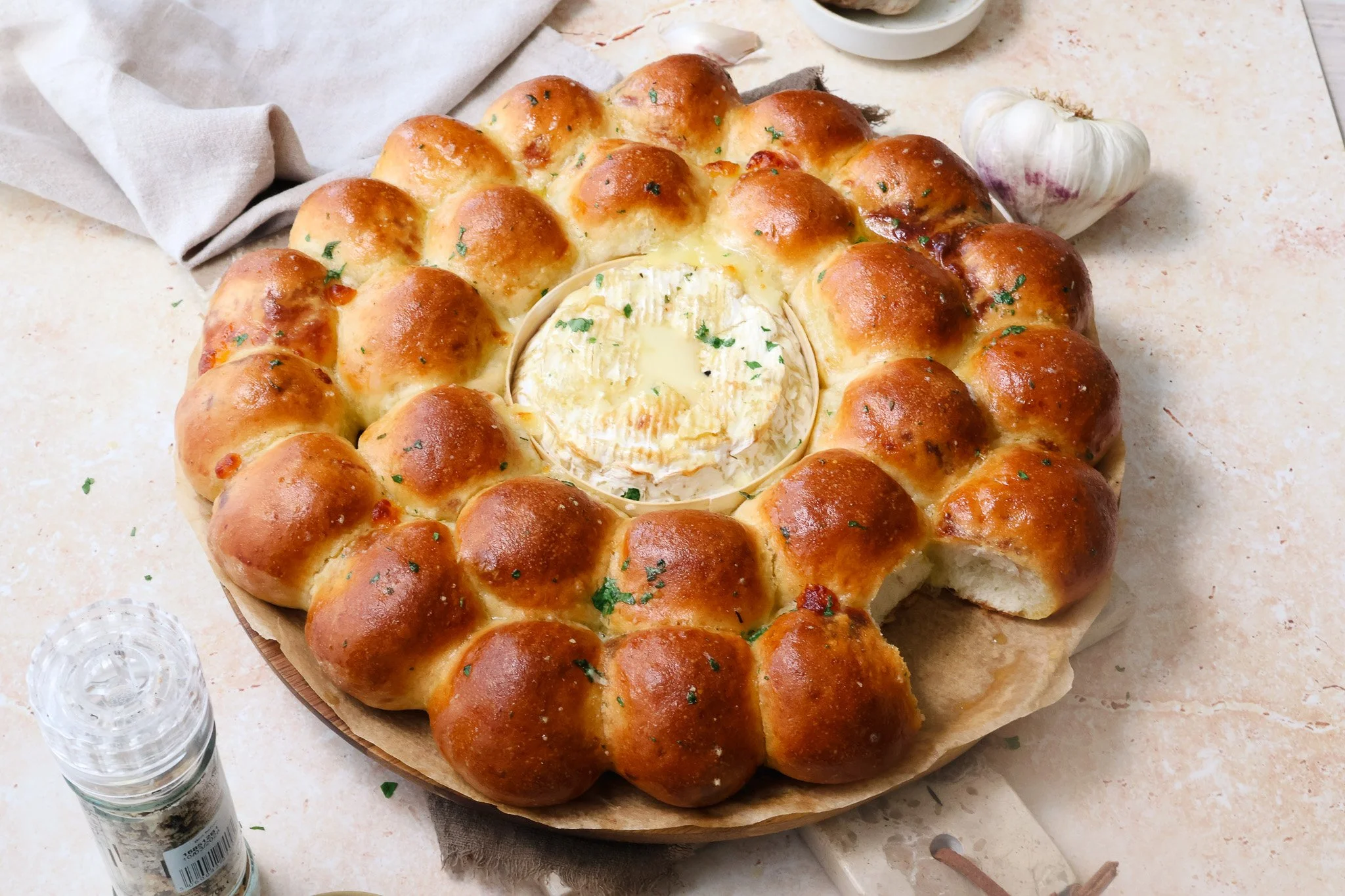 A golden, pull‑apart cheesy garlic dough ball wreath bursting with buttery garlic, gooey melted cheese, and soft, fluffy dough—an irresistible centrepiece for any celebration.