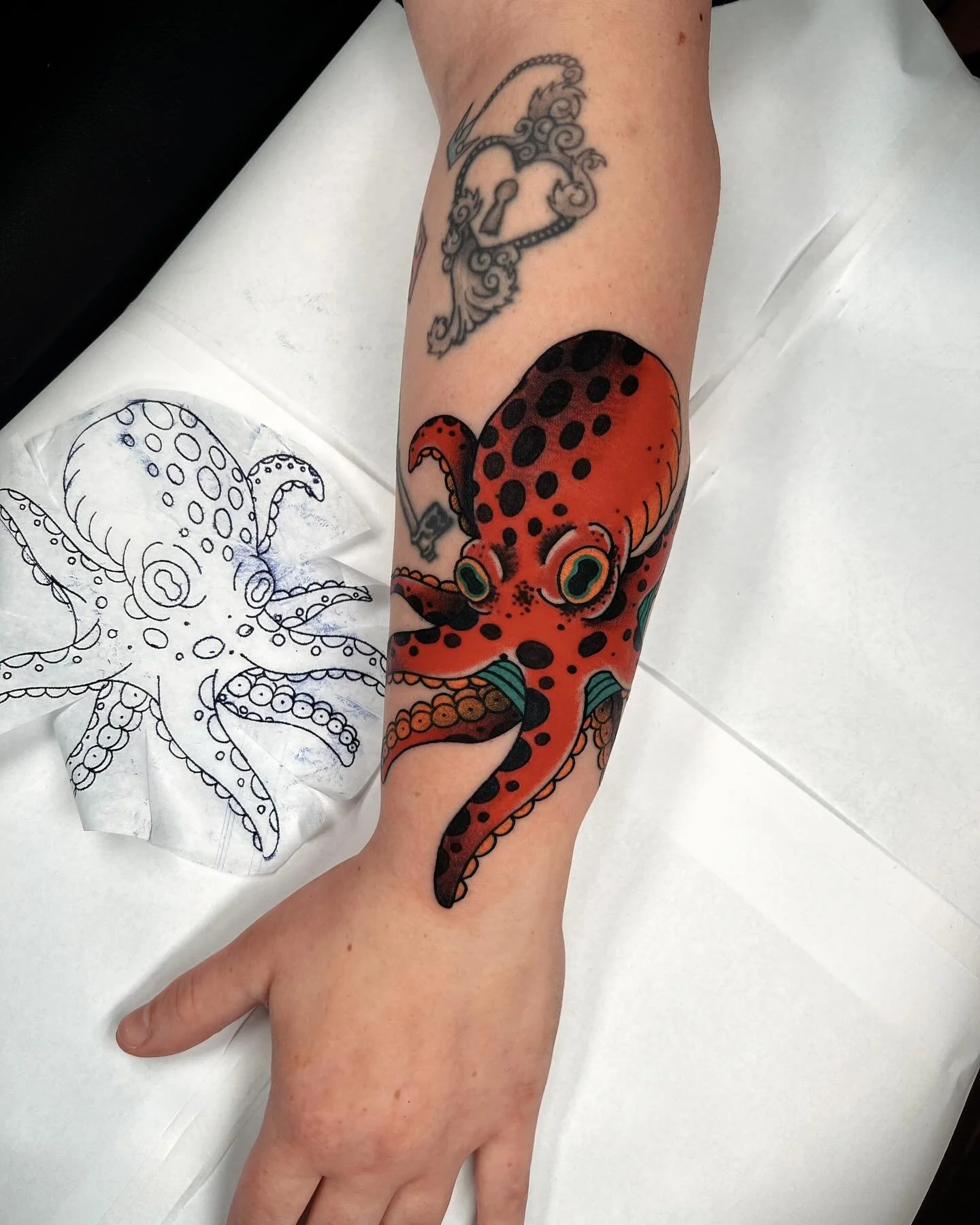 ✨ Diving into classic with this octopus created for Cheryl! 🐙

From the first sketch to the final details, each stage here tells a piece of this tattoo&rsquo;s story. 

From studying the tentacles and textures, setting up the stencil, to the final r