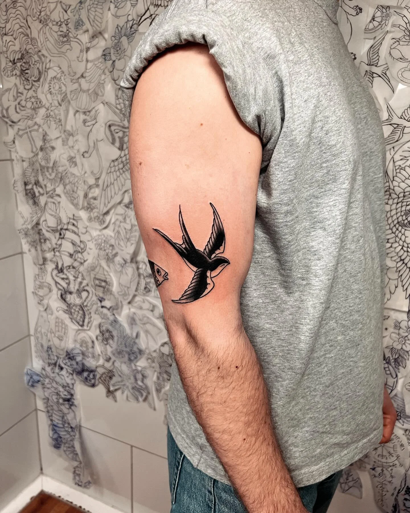 ✨ Classic Swallow ✨🐦&zwj;⬛

Just finished this clean and timeless swallow tattoo for  Benjamin! 🐦 

Swallows are rich in meaning, symbolizing freedom, loyalty, and the promise of always returning home.

We also did a fish tattoo, but I totally forg