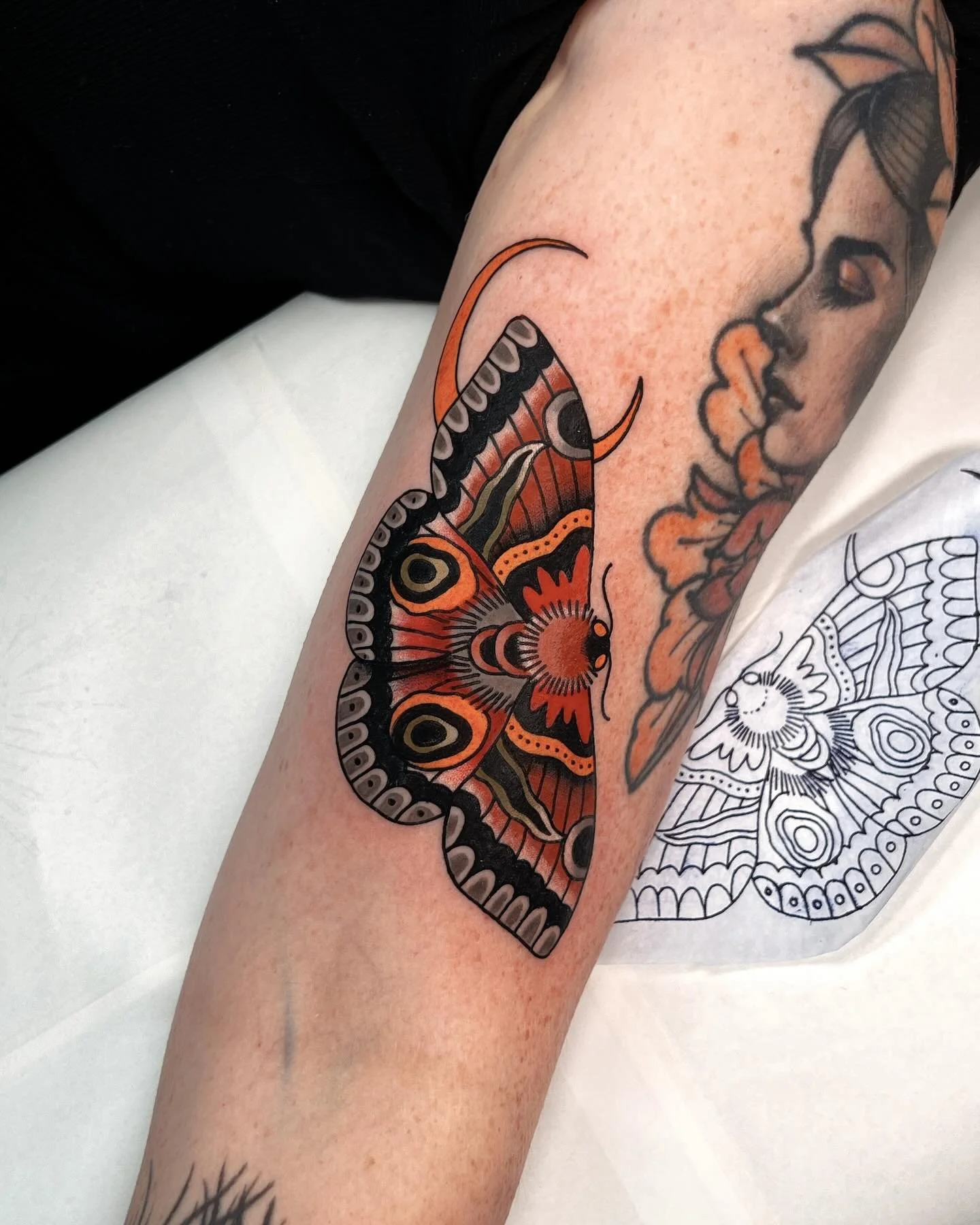 ✨ Bold, Bright, and Timeless ✨

Just finished this striking traditional moth tattoo for the lovely Debby! 🦋 
Swipe to soak in all the rich details and bold colors that bring this timeless design to life. And a plus with the sketch for the tattoo and