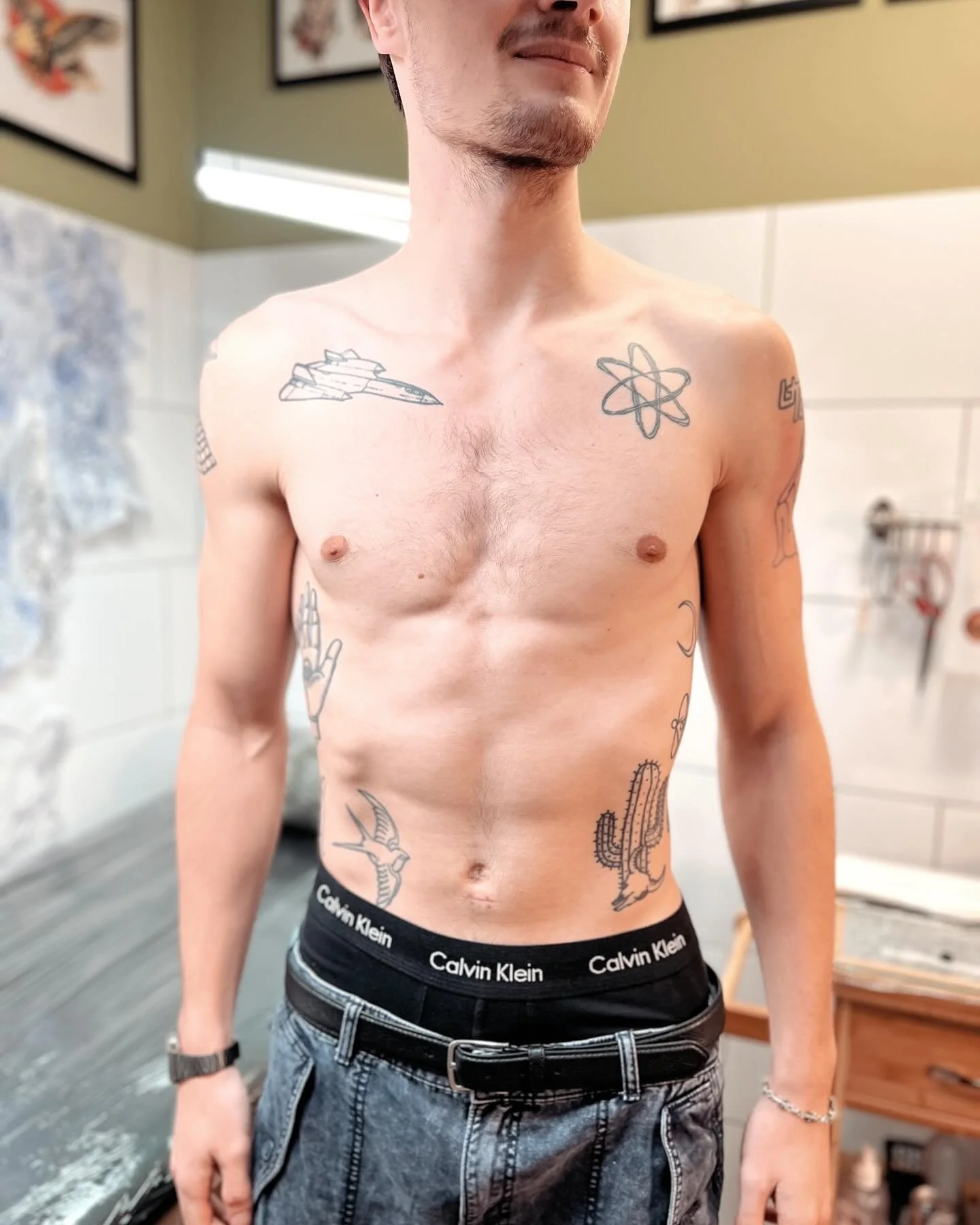 When I first tattooed Robin, he wanted just the linework of a swallow.  And even told that would be his only tattoo hehehe

Now, he&rsquo;s rocking an epic tattoo collection! This time, we added a new piece inspired by a sculpture he picked up on one