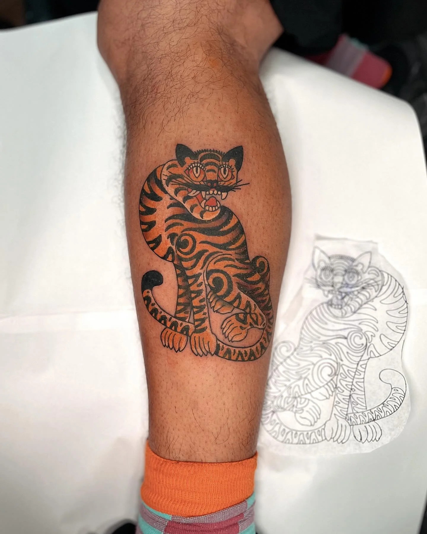 When Sam asked me to tattoo this tiger 🐅, I was immediately hooked! Tigers are always a blast to draw, but Korean tigers? They take it to the next level. With their unique proportions and slightly cartoonish vibe 🎨, they add such a fun twist to a c