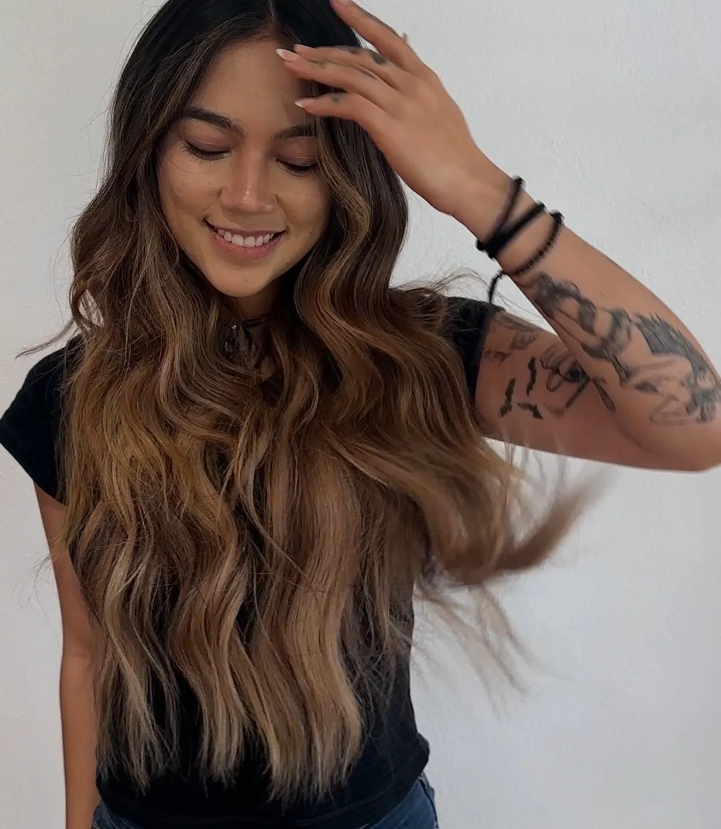 All in the movement 🤍 

Blending hair extension with color matching/custom color and proper cutting techniques is vital! Blend blend blend!!! 

&bull; 22&rdquo; handtied extensions