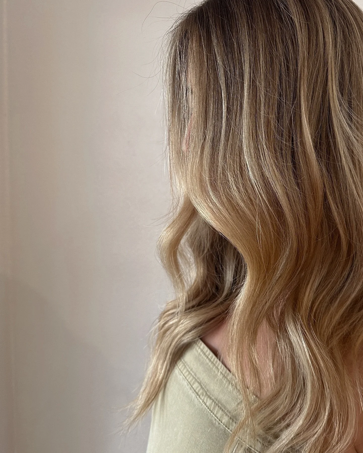 Summer is here 🤍 

&bull; full blonding 
&bull; 20&rdquo; handtied extensions 

#beachblonde #beachblondehair #haireducation #hairextensions #handtiedextensions