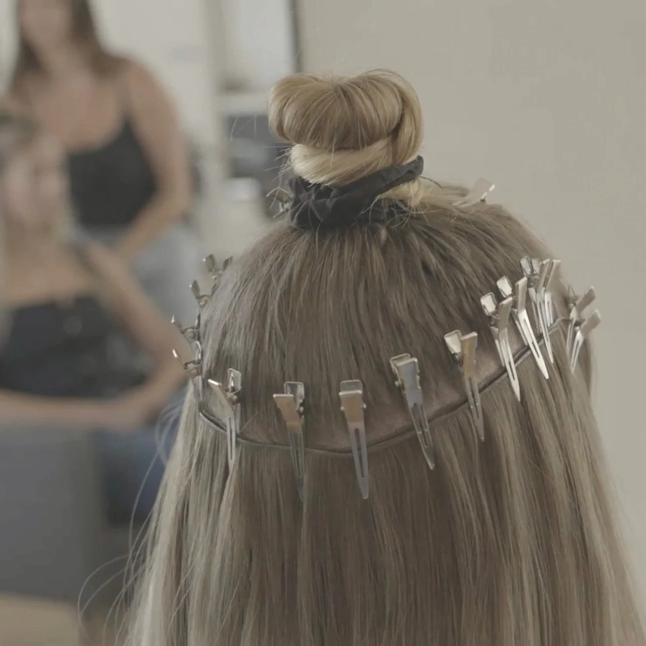 The process- clean, precise, and efficient. 

#handtiedextensions #haireducationclasses #beachblonde #hairrxtensionspecialist