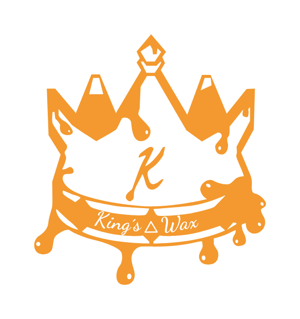 Logotipo en dorado de un rey con corona y barba, con la inscripción 'King's Wax' en una cinta debajo.