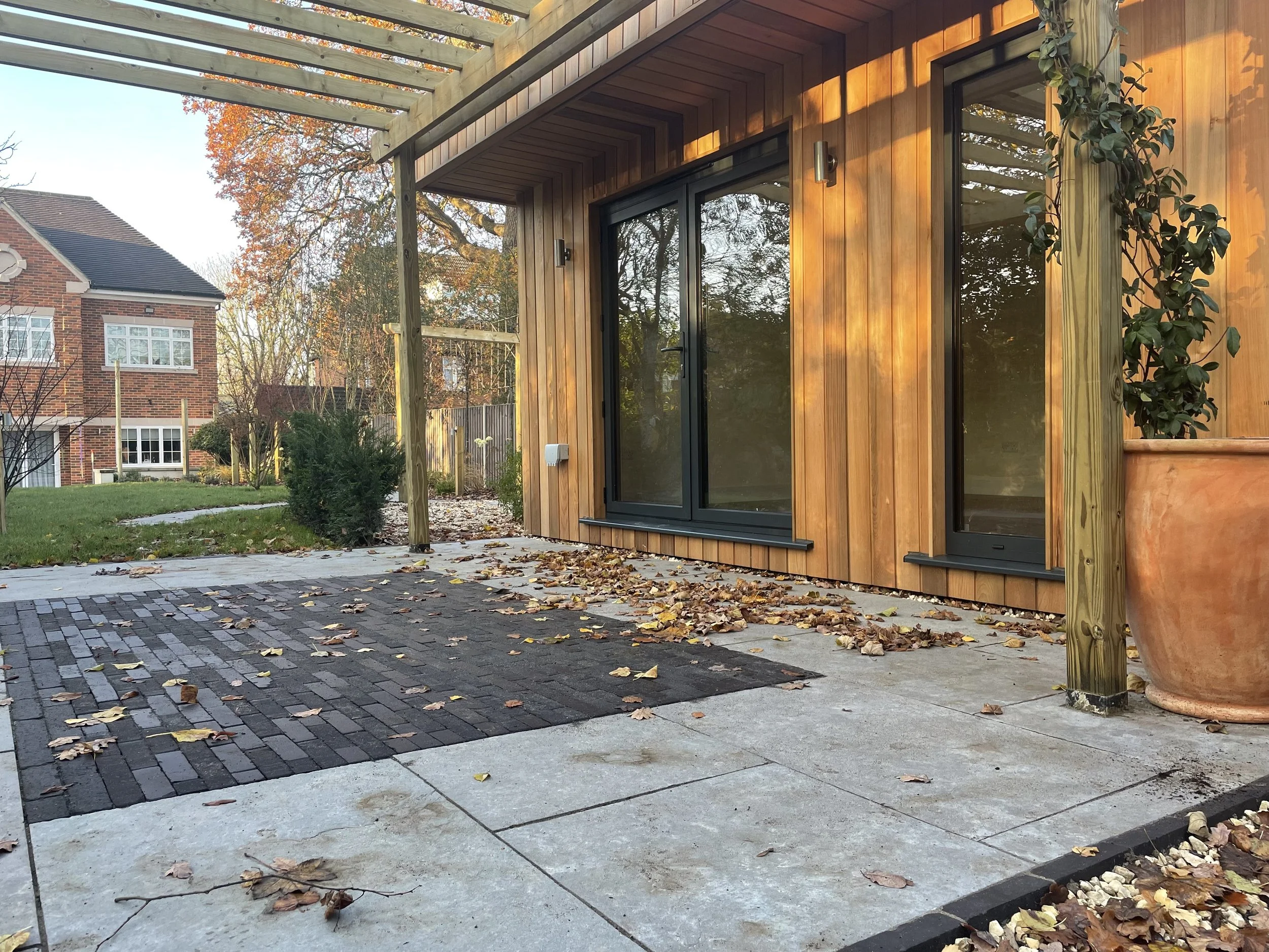 Porcelain patio with clay paver detail