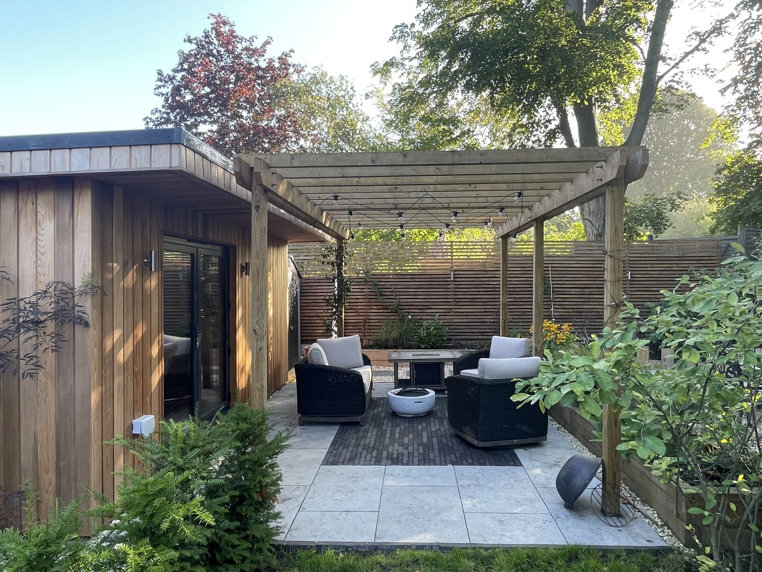Garden room with cedar cladding