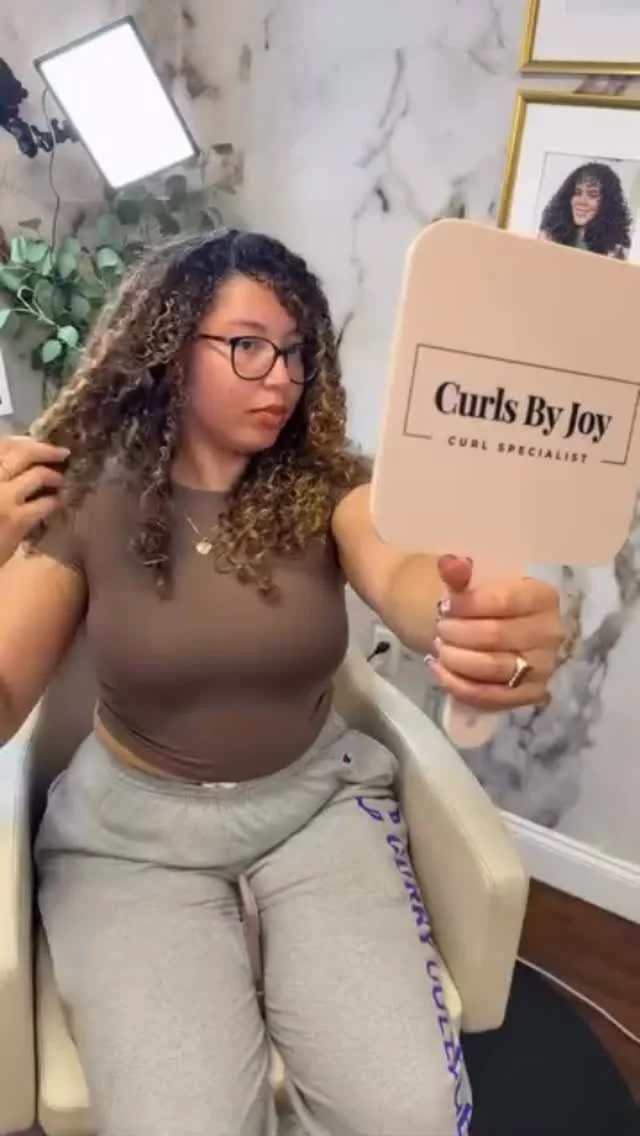 She absolutely loved her hair π«ΆπΎβ€οΈ we brought it back to life!
#curlycut #curlspecialist #massachusetts #boston #curlyhair #bostoncurlysalon #bostonhairstylist #washngo
