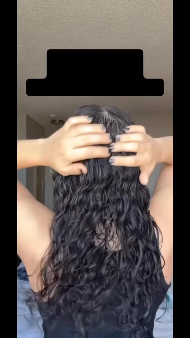 @stylezbysammyy trusted me with applying her custom curly keratin tip extensions. These were customized to her exact needs and placed in a way where her hair can grow out without breakage or damage to her natural hair.
She’s been dealing with