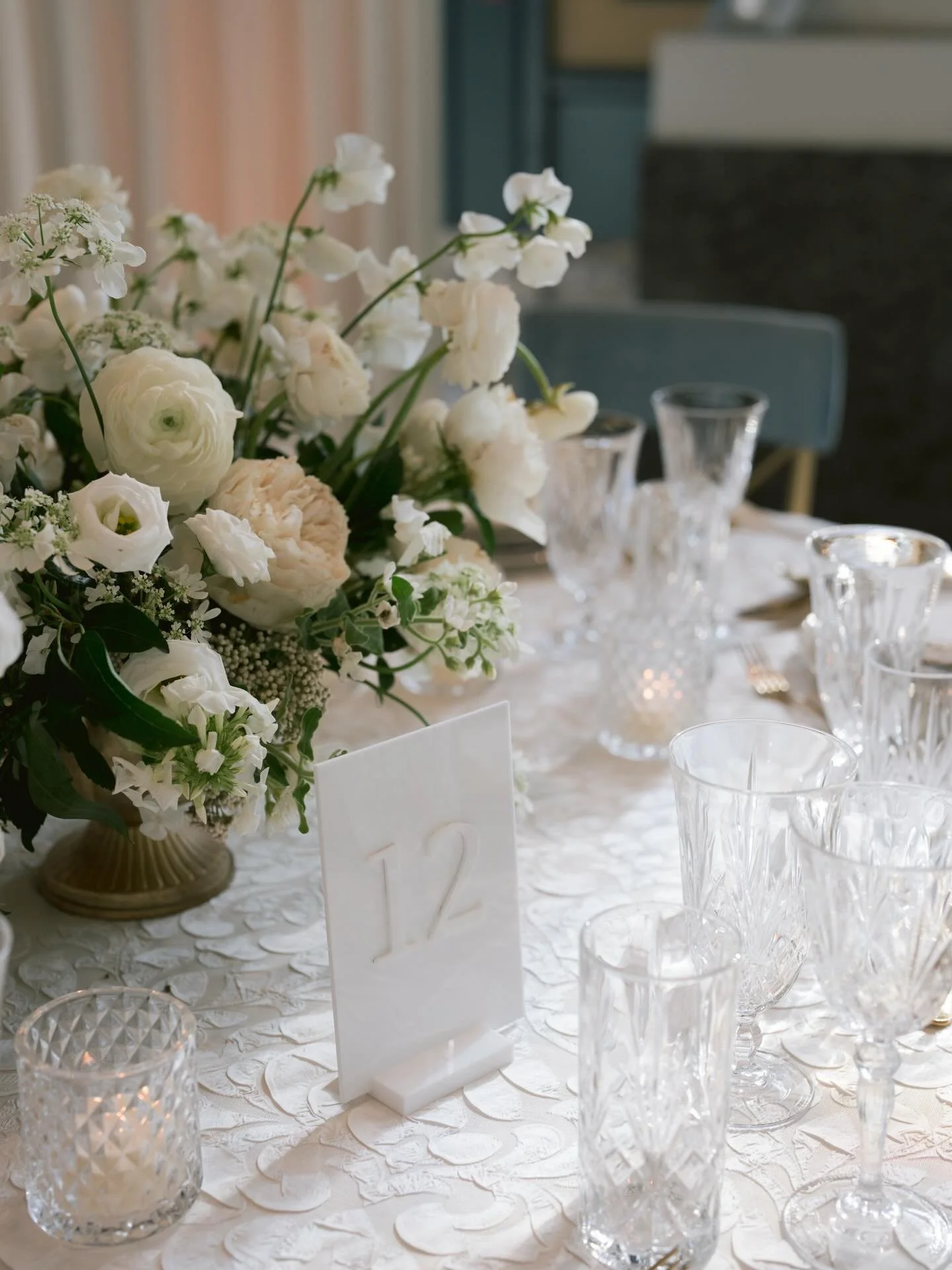 A wedding where every little detail told a story 🤍
From lush ivory florals and glowing candlelight to white-on-white monochrome table numbers that blended seamlessly into the tablescape. Every element felt refined and intentional. Sculptural linens,