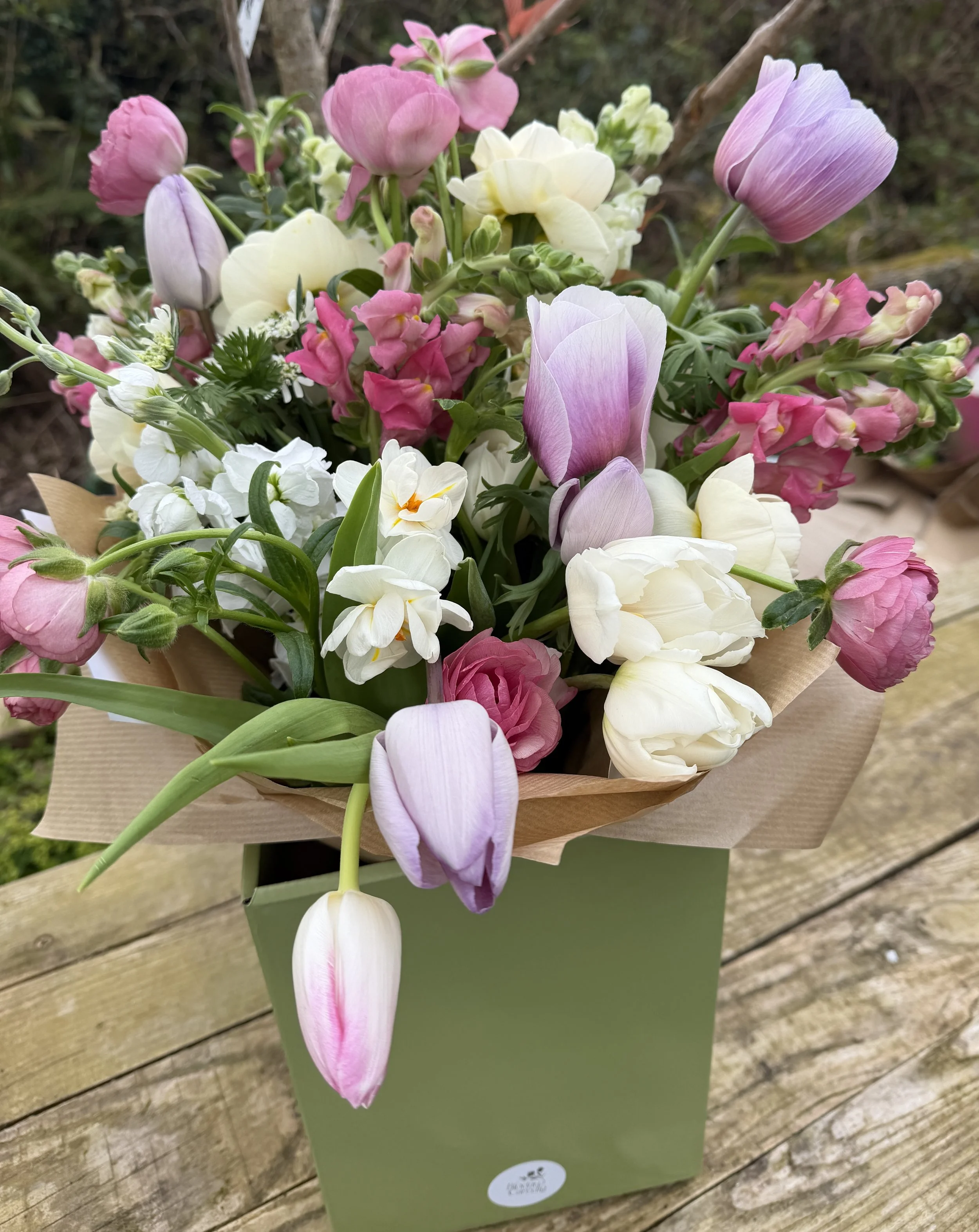 Bouquet of seasonal flowers / Tusw o flodau tymhorol
