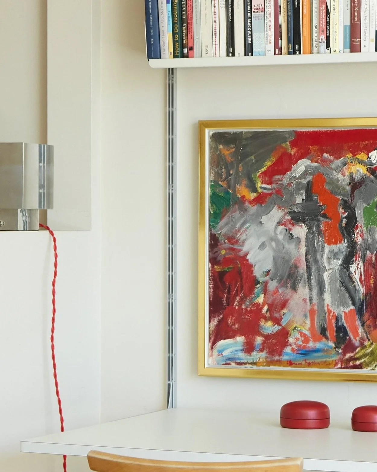 Red accents in the form of a vintage painting from Denmark and leather jewelry boxes handmade in Spain ❤️