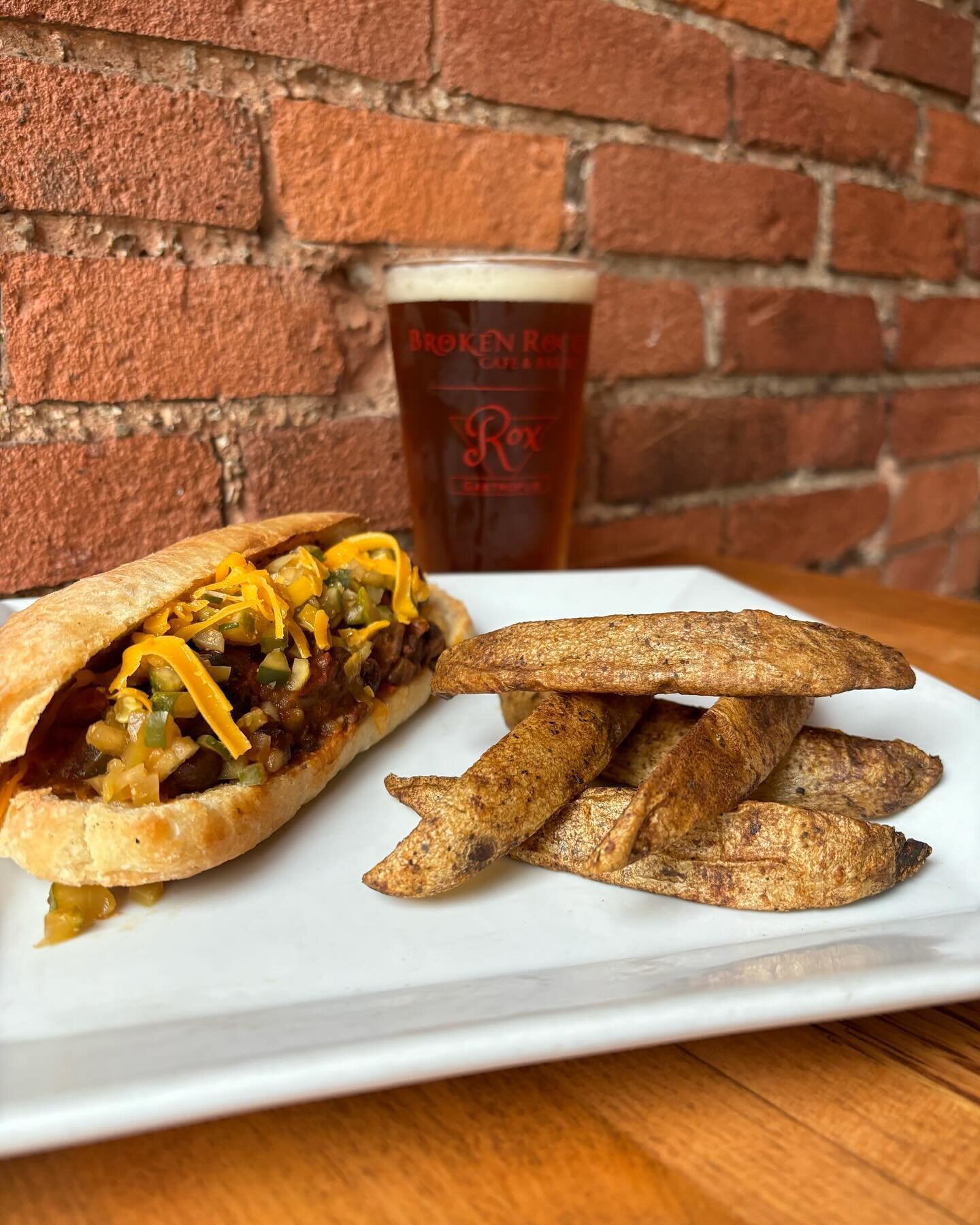 Rox Weekend Special!
Chili Dog with House-made Pickle Onion Relish, Cheddar Cheese, served with a side of JoJos 🌭 🍺