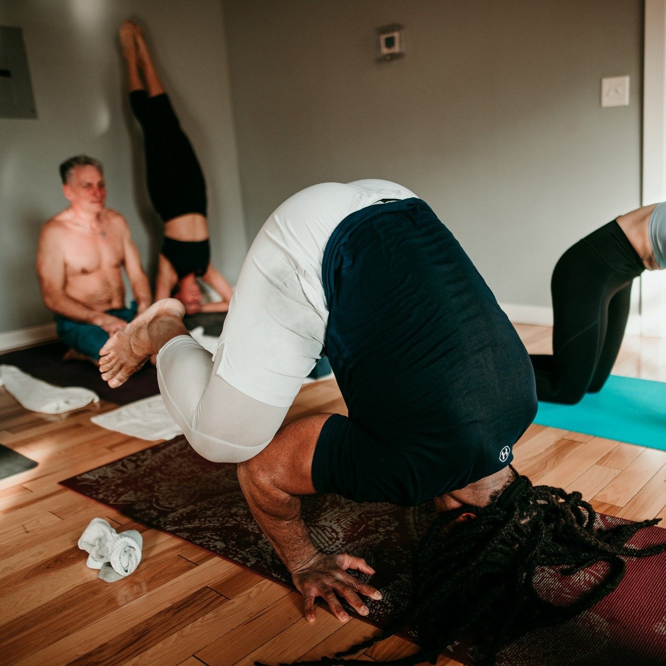 Diving into some upside-down yoga poses isn't just a fun challenge&mdash;it's a boost for your whole body! 🙃🧘&zwj;♀️ From pumping up your circulation to giving your immune system a little nudge, inversions are like a mini wellness vacation for your