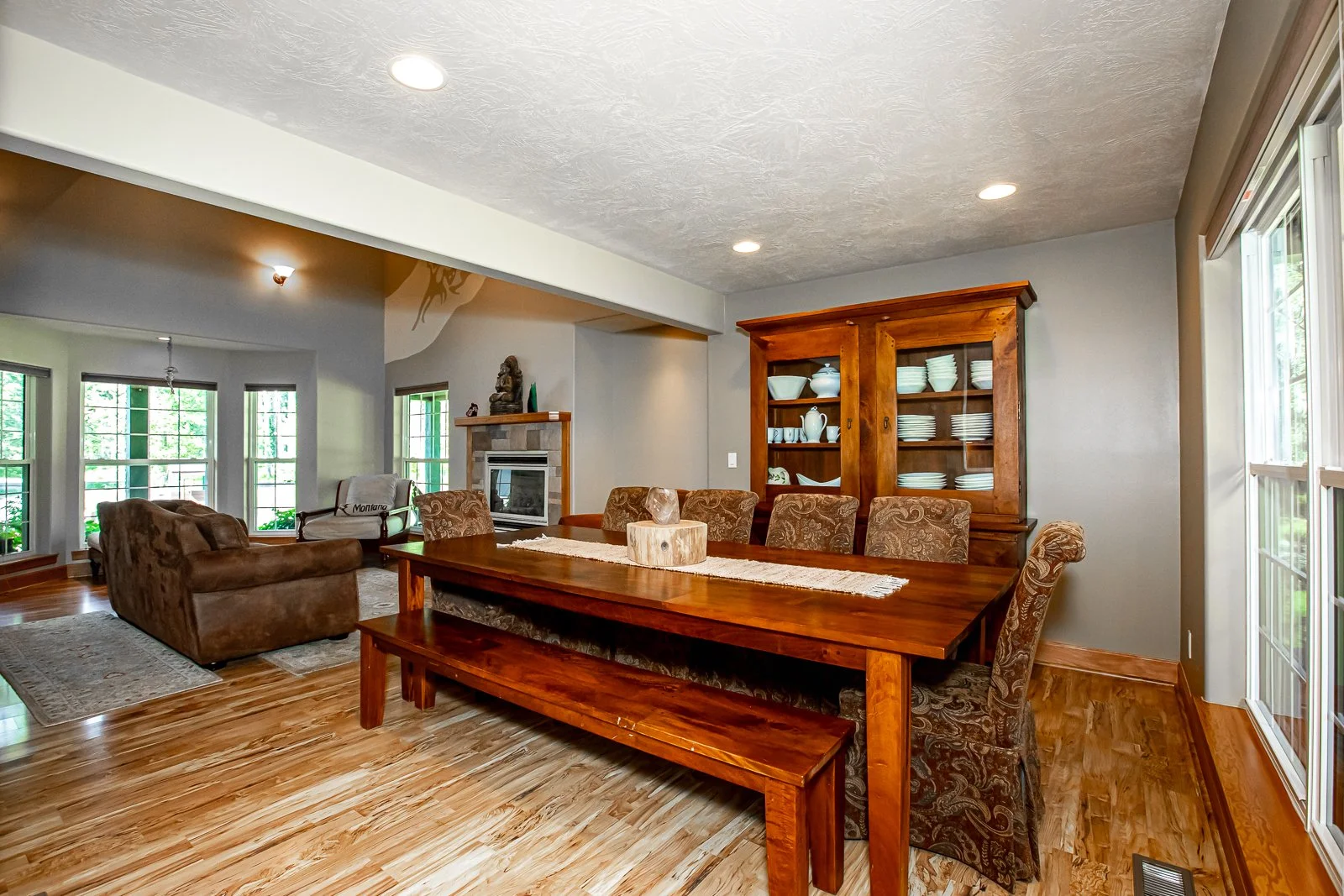 13 lodge - dining area.JPG