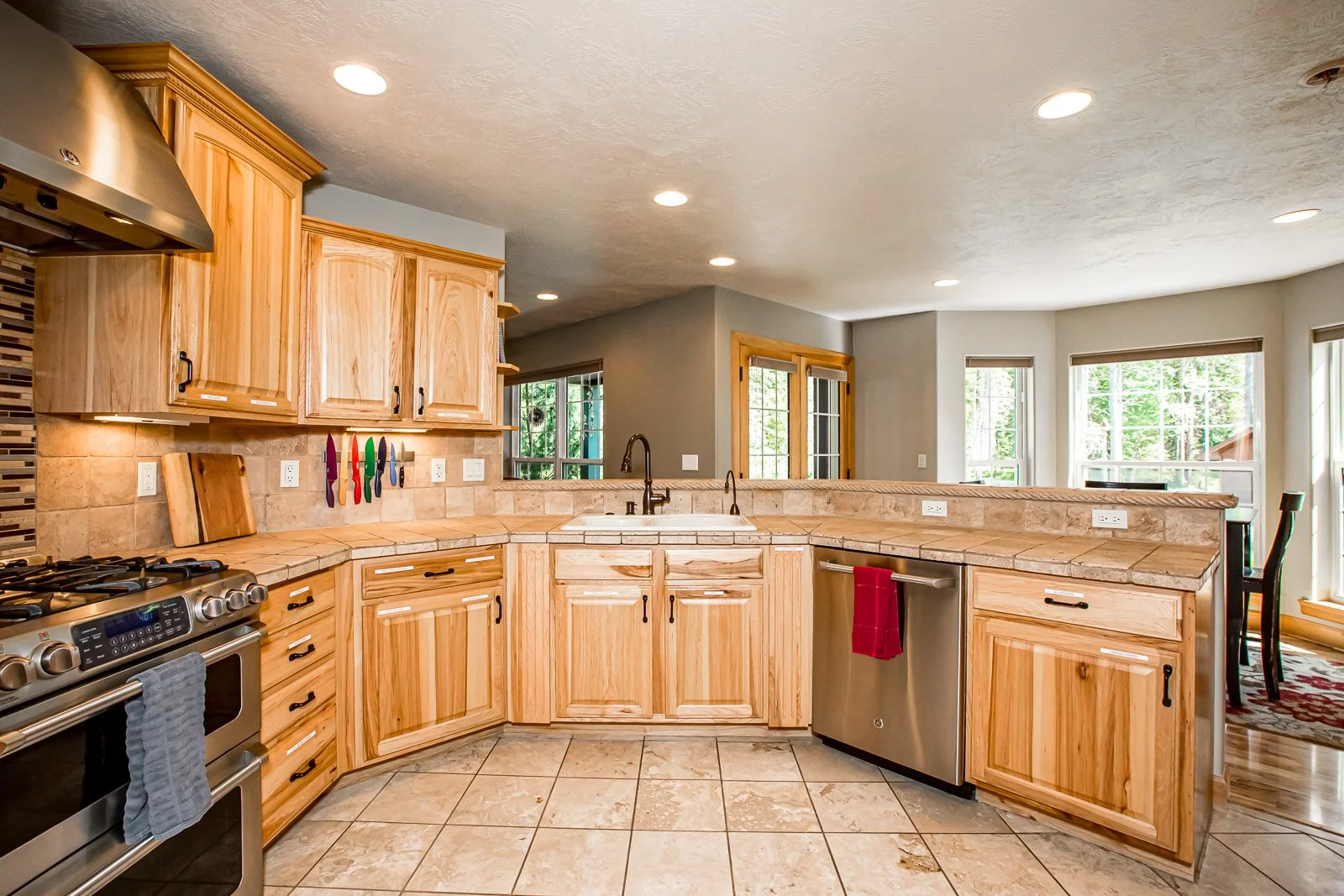 14 lodge - kitchen.JPG