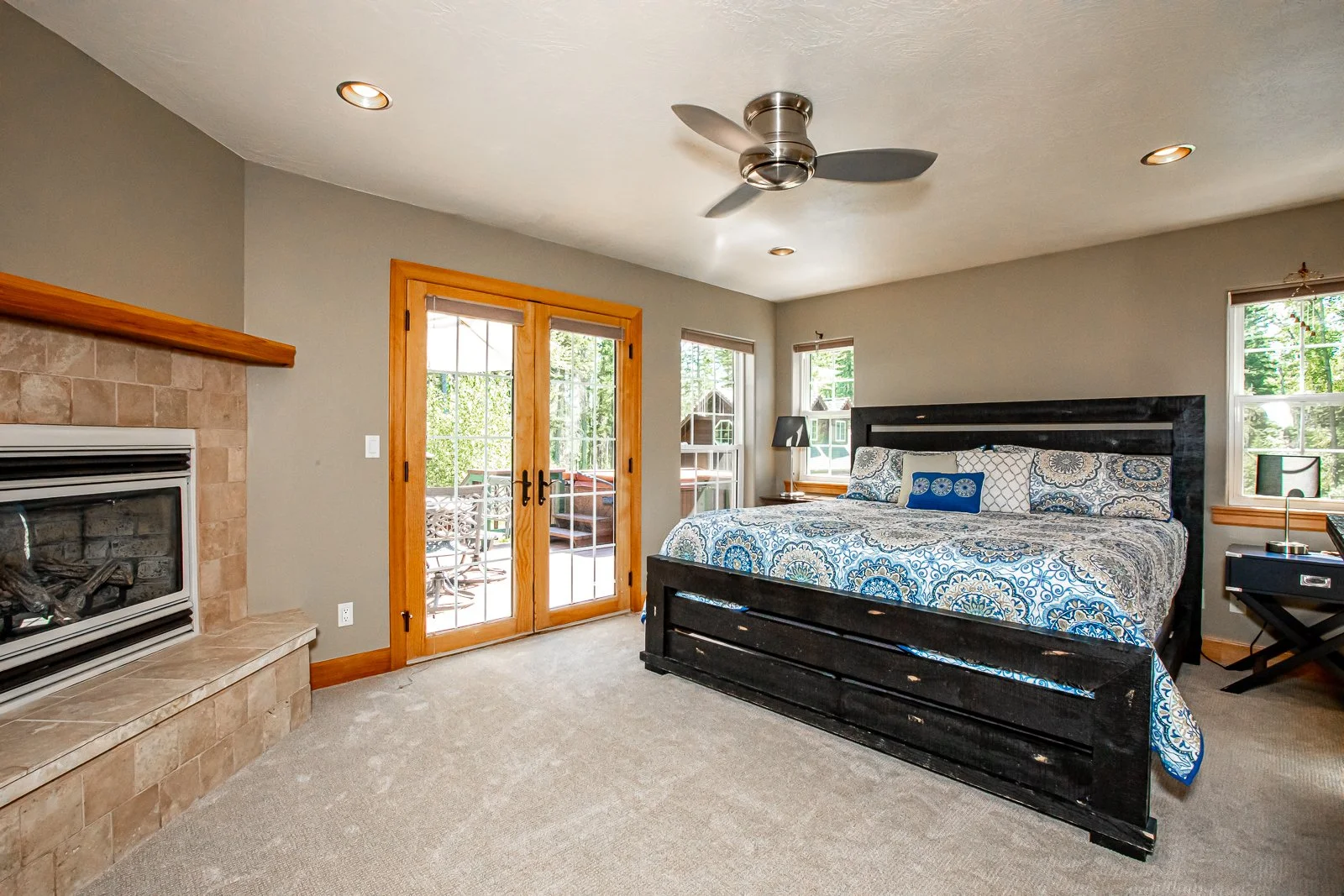 17 lodge - main bedroom.JPG