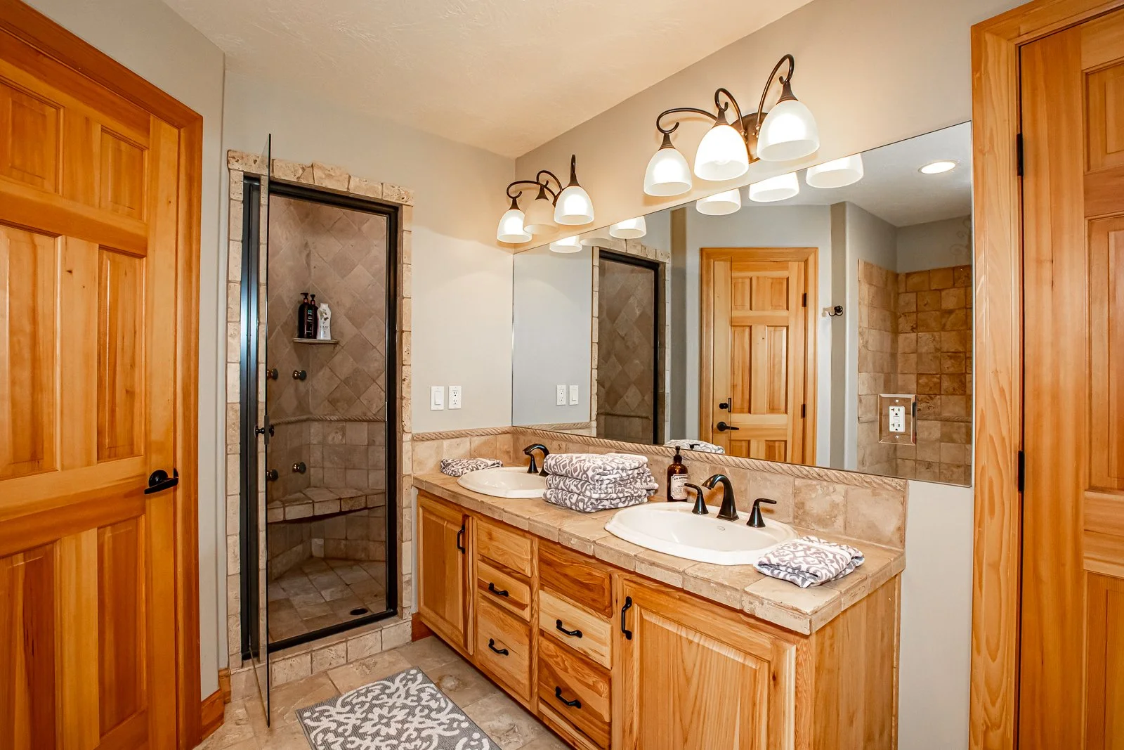 20 lodge - main bathroom.JPG