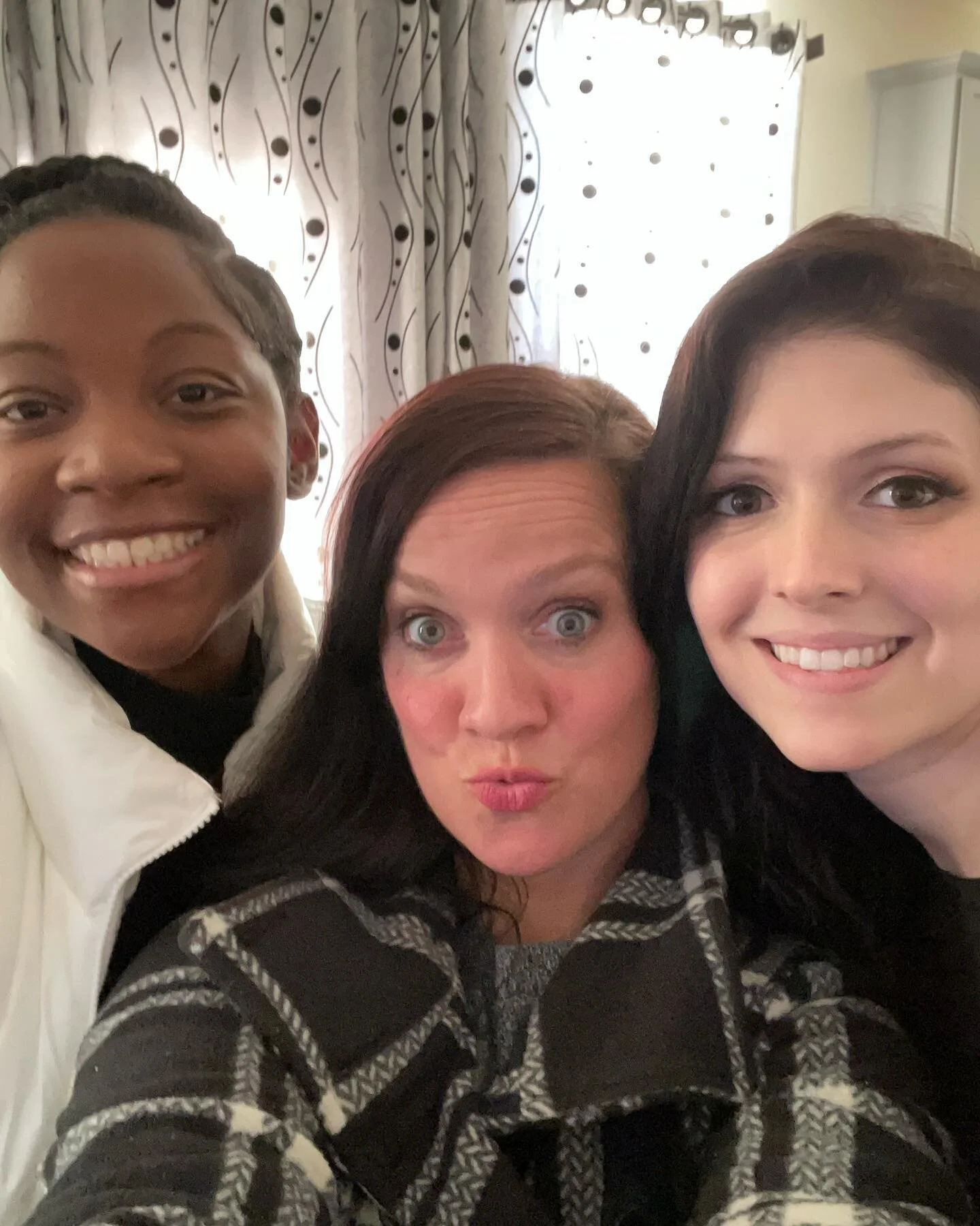 Congratulations to these 3 💪🏿💪🏿💪🏿 @auaniturner @sarahjo_official &amp; @theskinne on set of It&rsquo;s two film shorts. One is called &ldquo;Temi and Sonia&rdquo; and the other is &ldquo;Reliable&rdquo; #Acting101 #Actors #Actress #Congratulati
