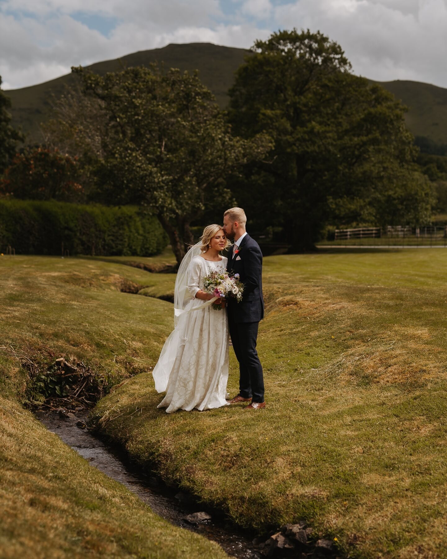 R + J 🖤

Still love that Rosie worse her Grandmother's Wedding dress on her own Wedding day, so special 🤍

Location: @dudgeley_farmhouse