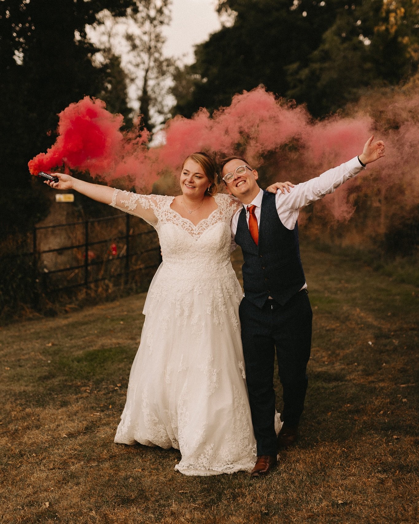 Colour. Chaos. Commitment! Love a smoke bomb at a wedding 🙌🏻! Alice and Lewis showing us how to celebrate 😍
Venue: @stanfordfarmweddings
