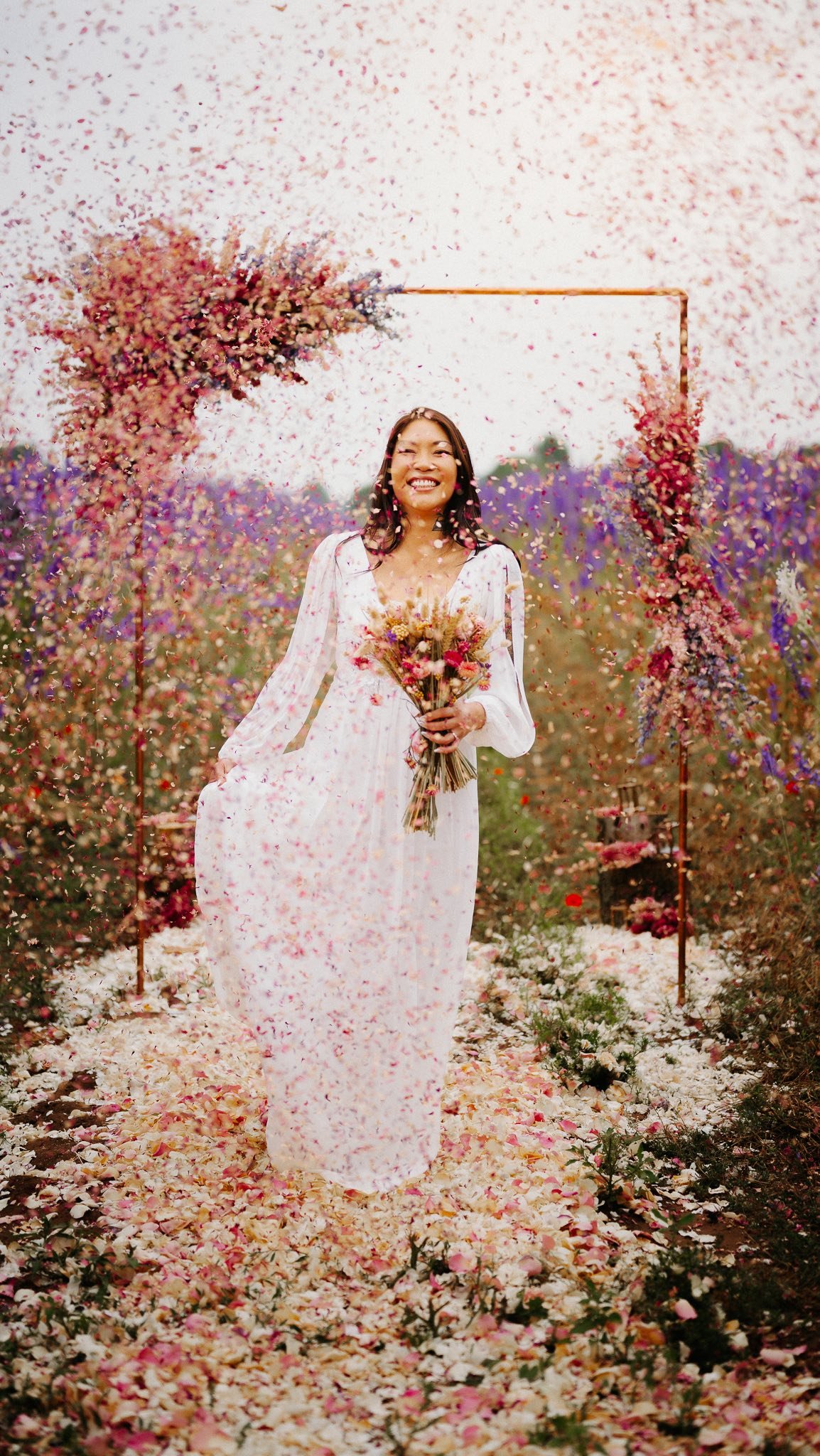 Want confetti that’s made to be photographed? Look no further than @shropshirepetals!
I was recently invited to a confetti and photography workshop at the beautiful Shropshire Petals farm near Newport. The day was all about learning how their