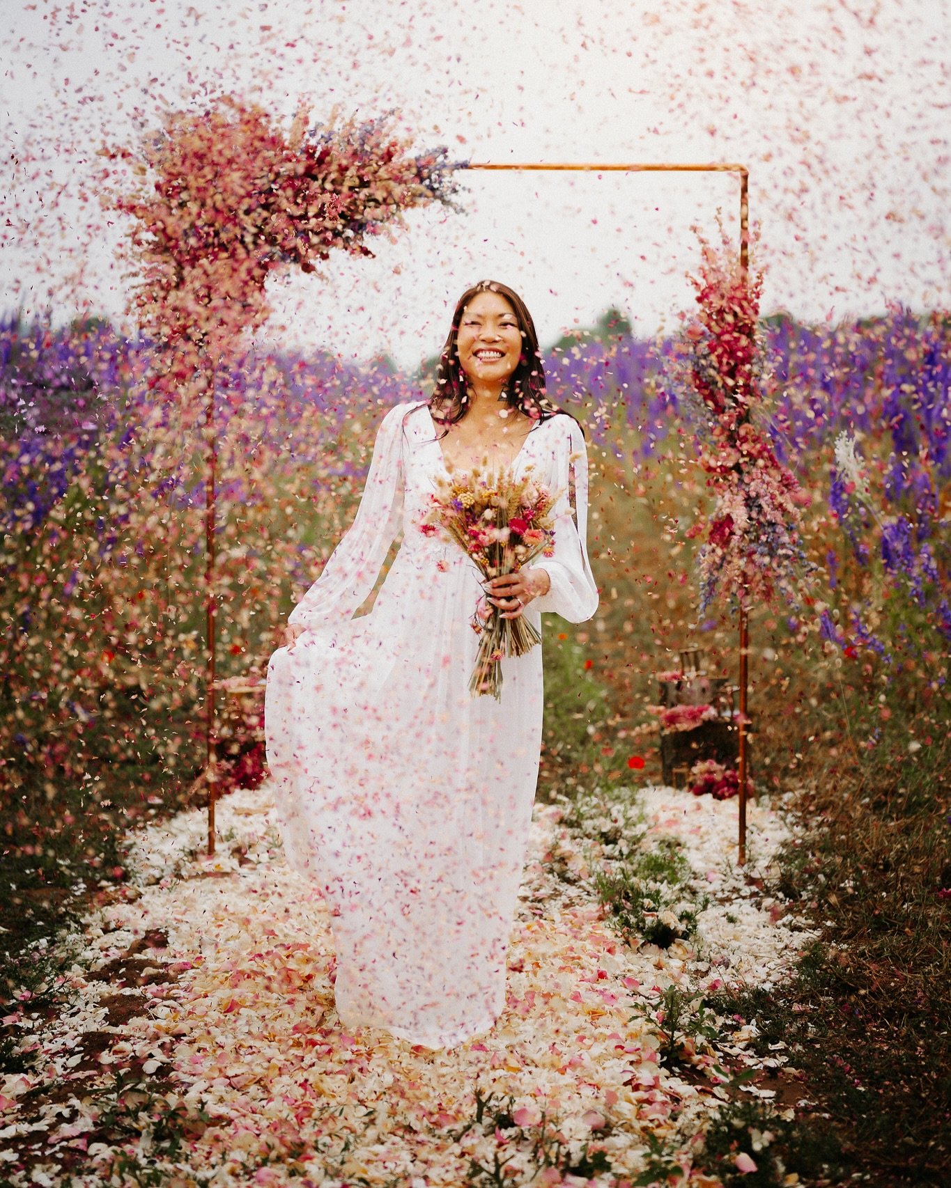 Want confetti that’s made to be photographed? Look no further than @shropshirepetals!
I was recently invited to a confetti and photography workshop at the beautiful Shropshire Petals farm near Newport. The day was all about learning how their