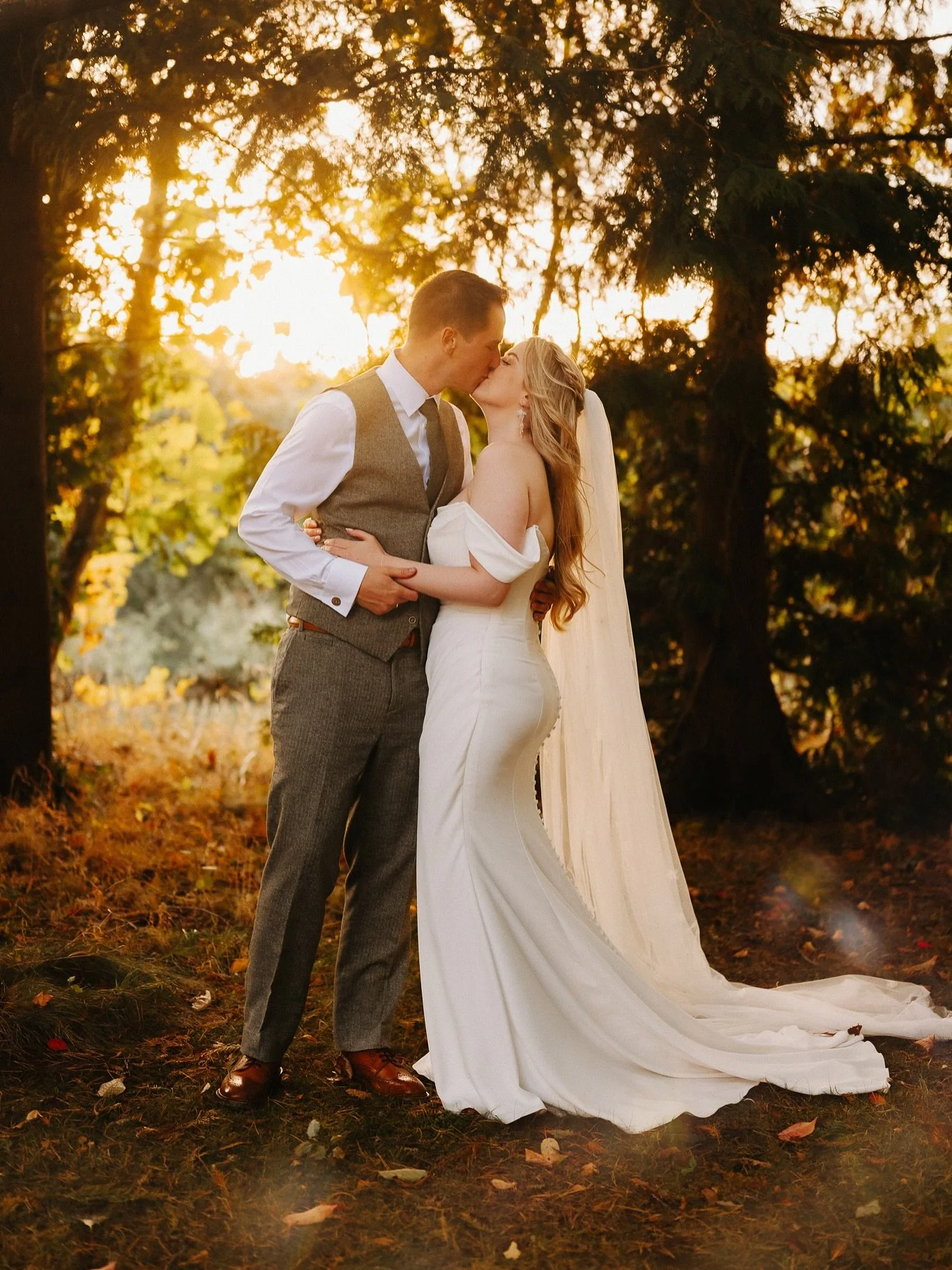 Frankie and Joe 🔥 

These guys had the most incredible Wedding at Pimhill Barns in Shrewsbury! It was full of character and so many thoughtful details. F+J went with a woodland-inspired palette of greens and whites that tied everything together beau