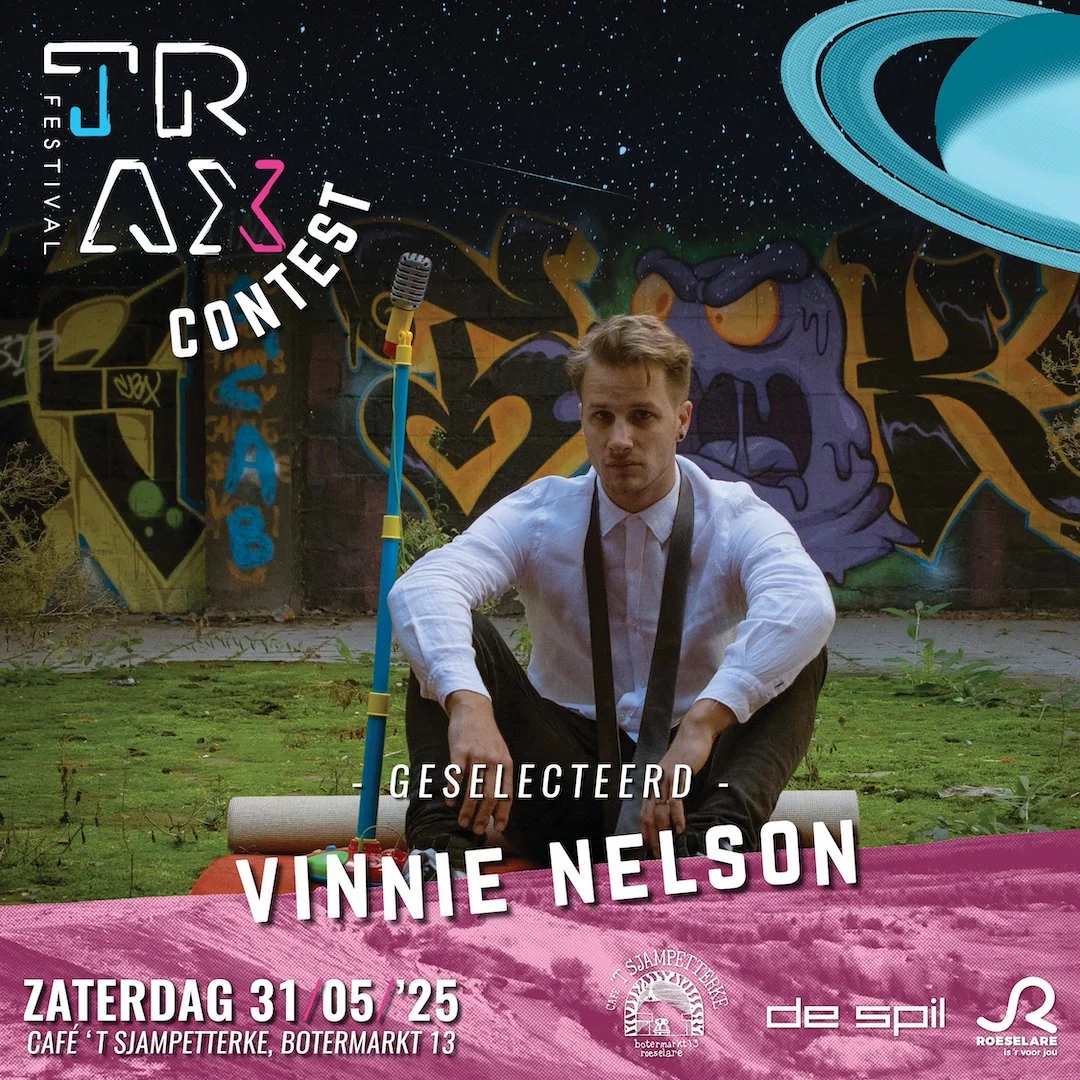 Promotieposter voor een kunstwedstrijd met een man in een witte overhemd zittend op een mat, graffiti muur op de achtergrond, en tekst met informatie over de winnaar Vinne Nelson op zaterdag 31 mei 2025.