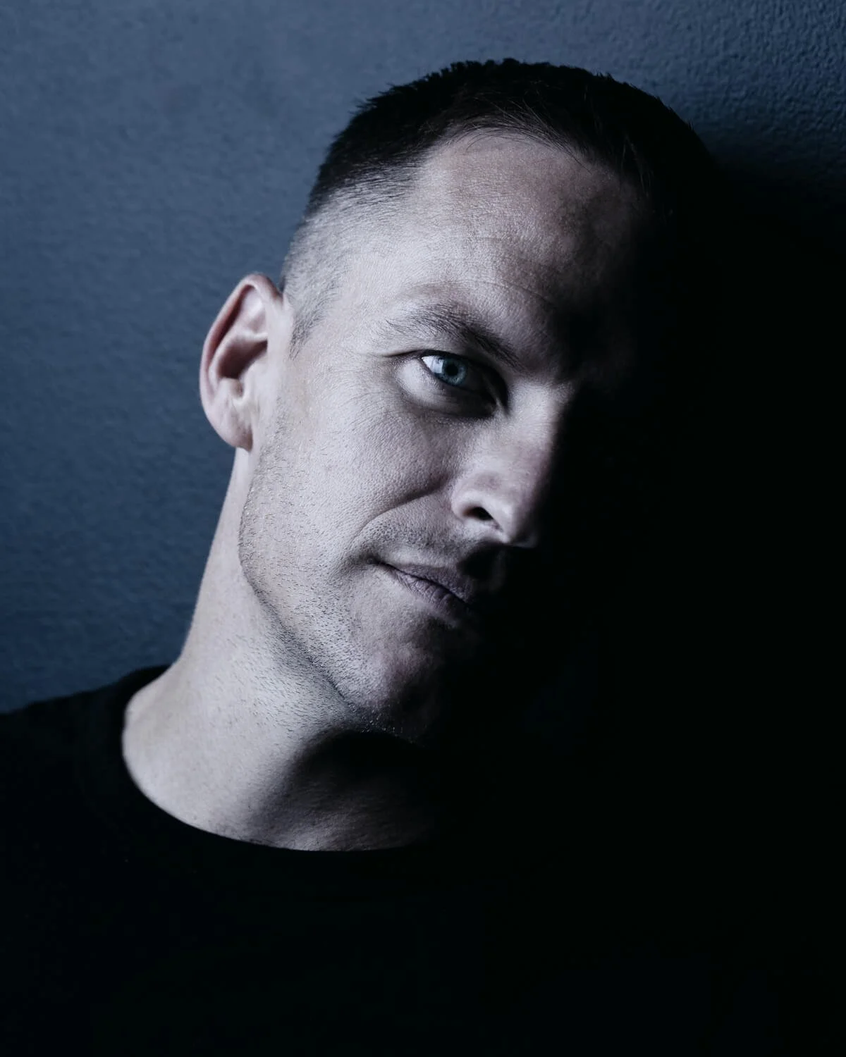 EvaMueller-KevinWenzel_8197-artist-portrait.jpg