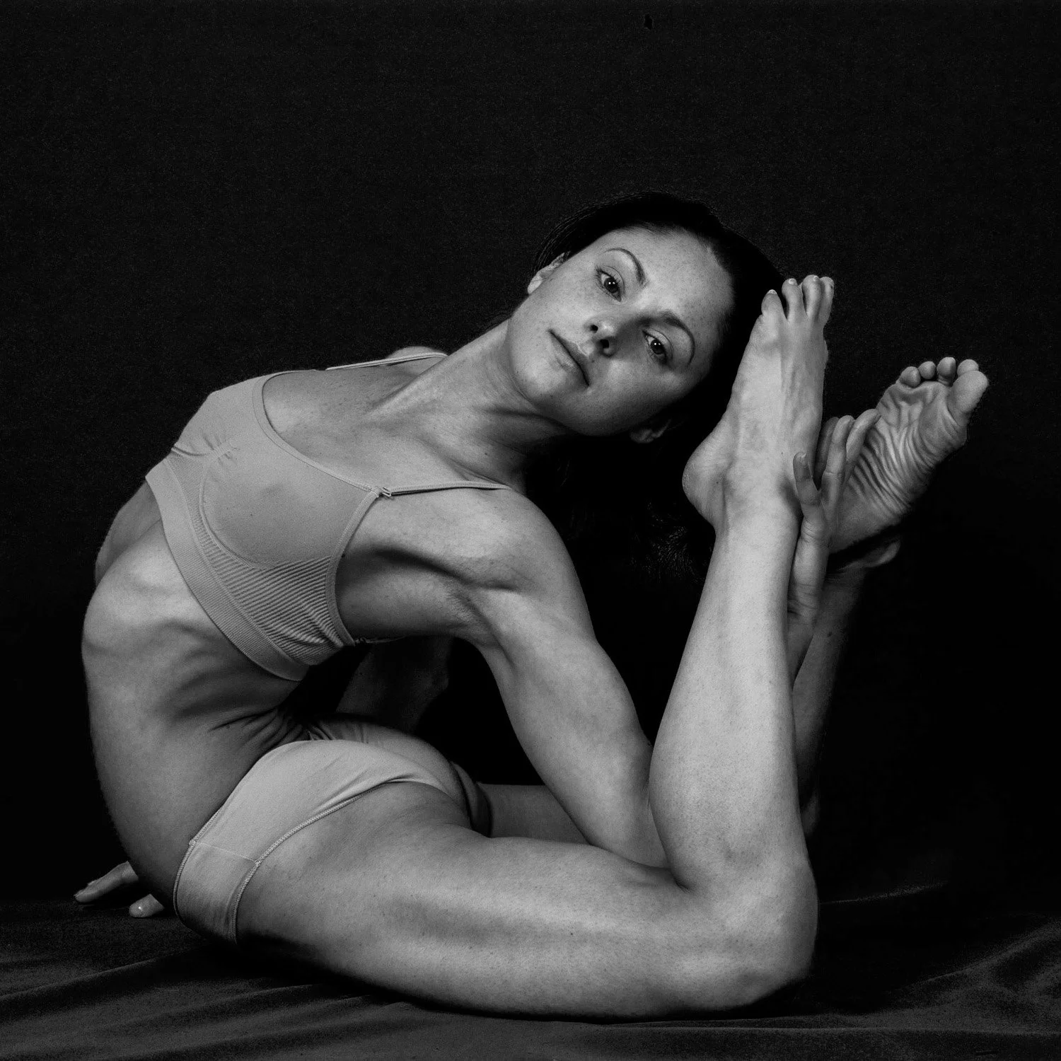 contortionist-Anna-Venizelos-EvaMueller_7084-body-portrait.jpg