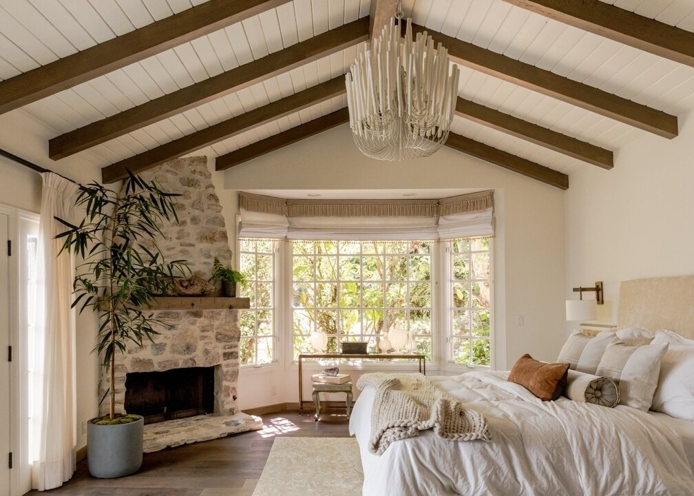 A bright and airy primary bedroom we designed for our #RollingStoneCottage. There is nothing better than high ceilings and an abundance of natural light. 

Design: @Alchemy_collective_ 
Photography: @Ginandtar 

#losangelesinteriordesigner #interiord