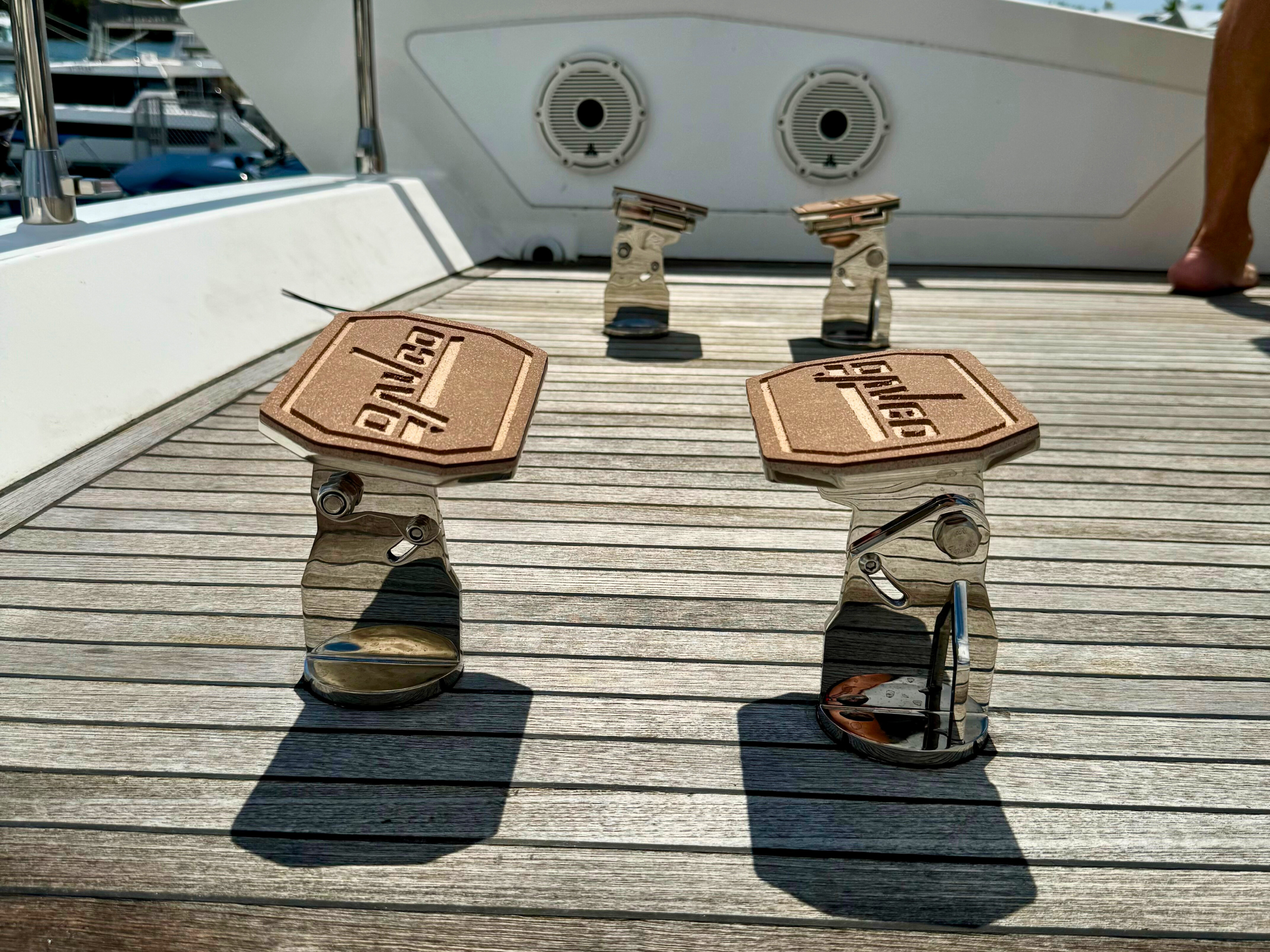 Platform chocks on flybridge for flush finish when removed