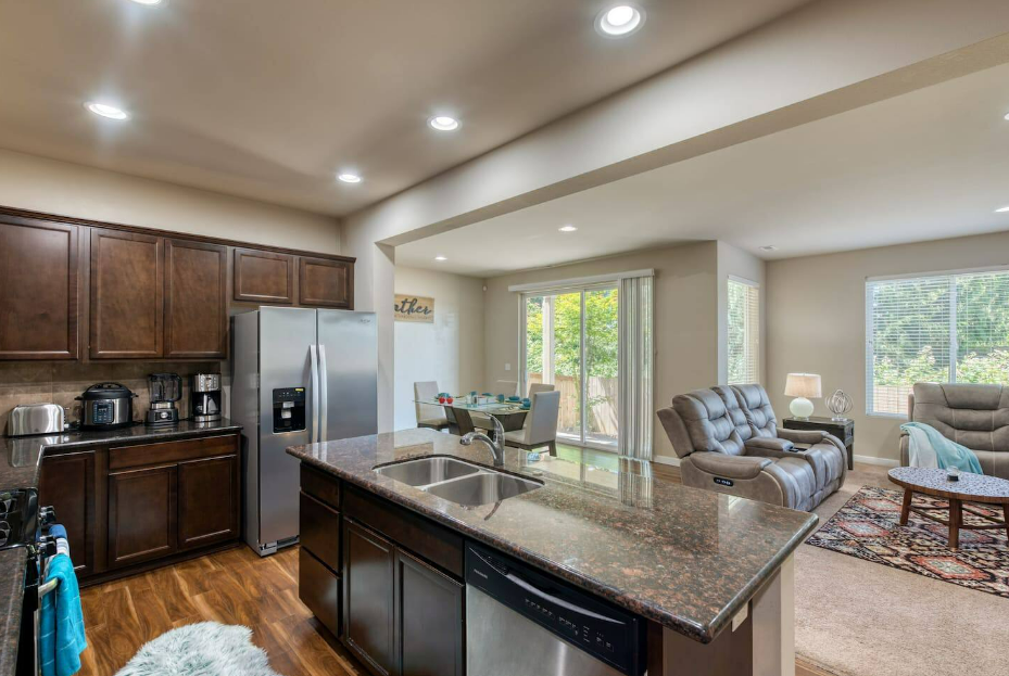 Everett - 6 Guests, 4 Bedroom, 2.5 Bathroom