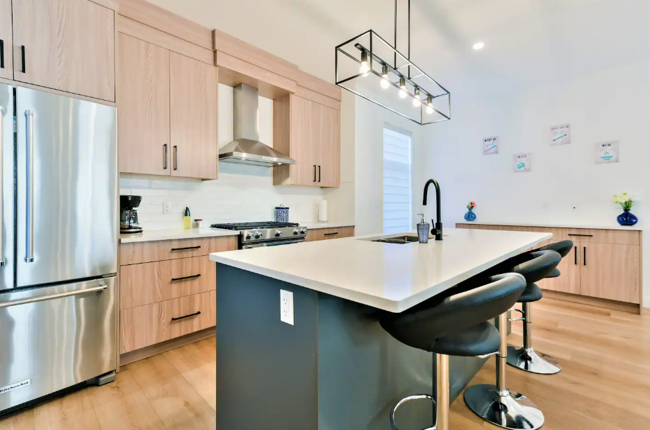 Calgary - 9 Guests, 3 Bedroom, 3.5 Bathroom